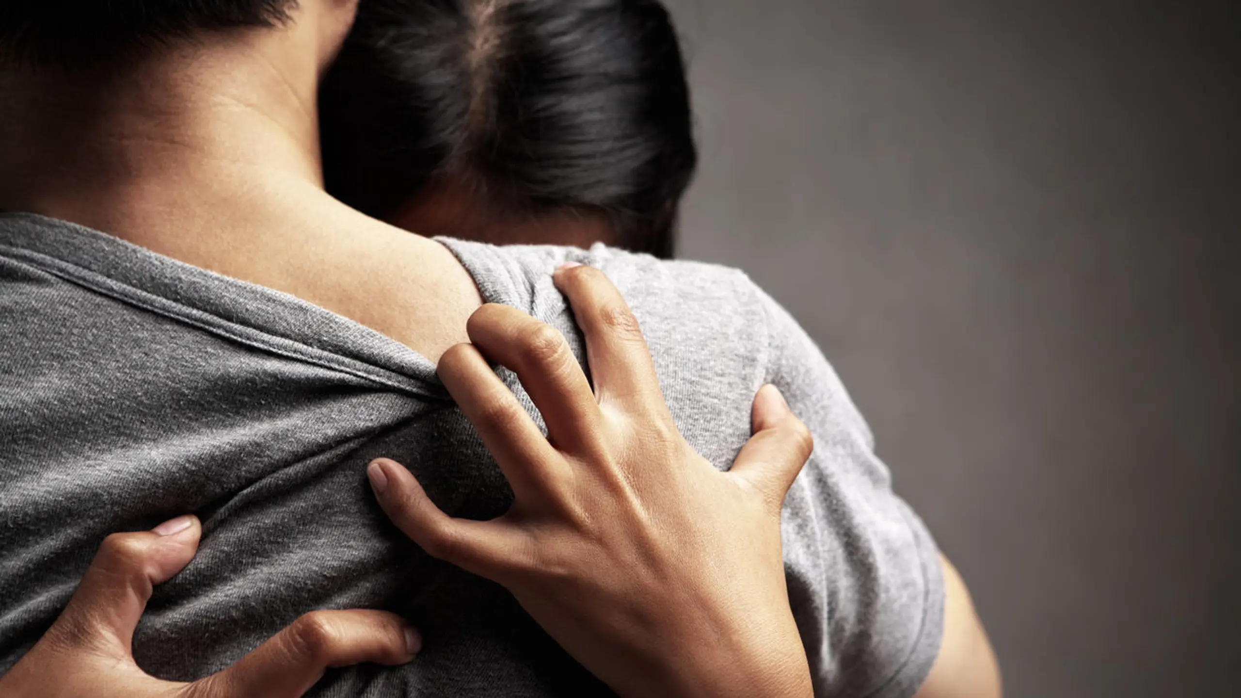 Beziehung & Partnerschaft: Bist du zu anhänglich? Das kannst du tun!