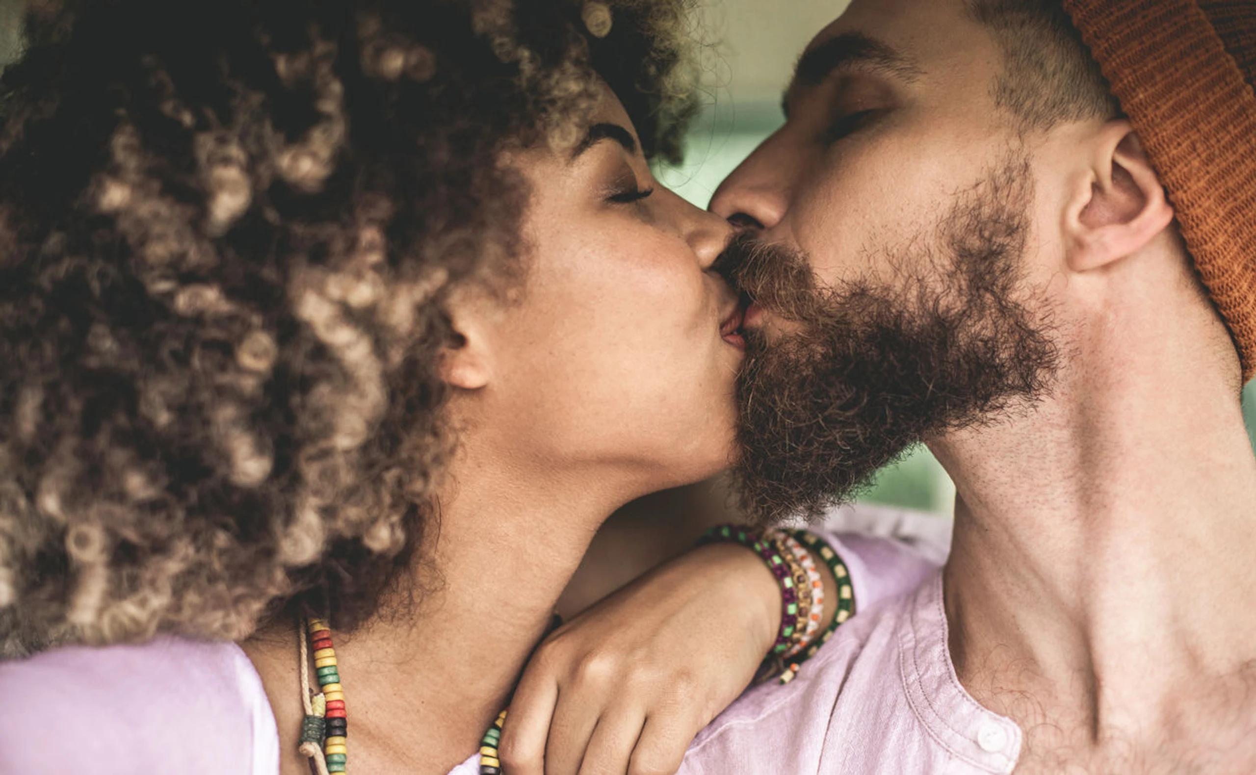 Sein Bart verursacht bei dir Pickel? Das kannst du tun