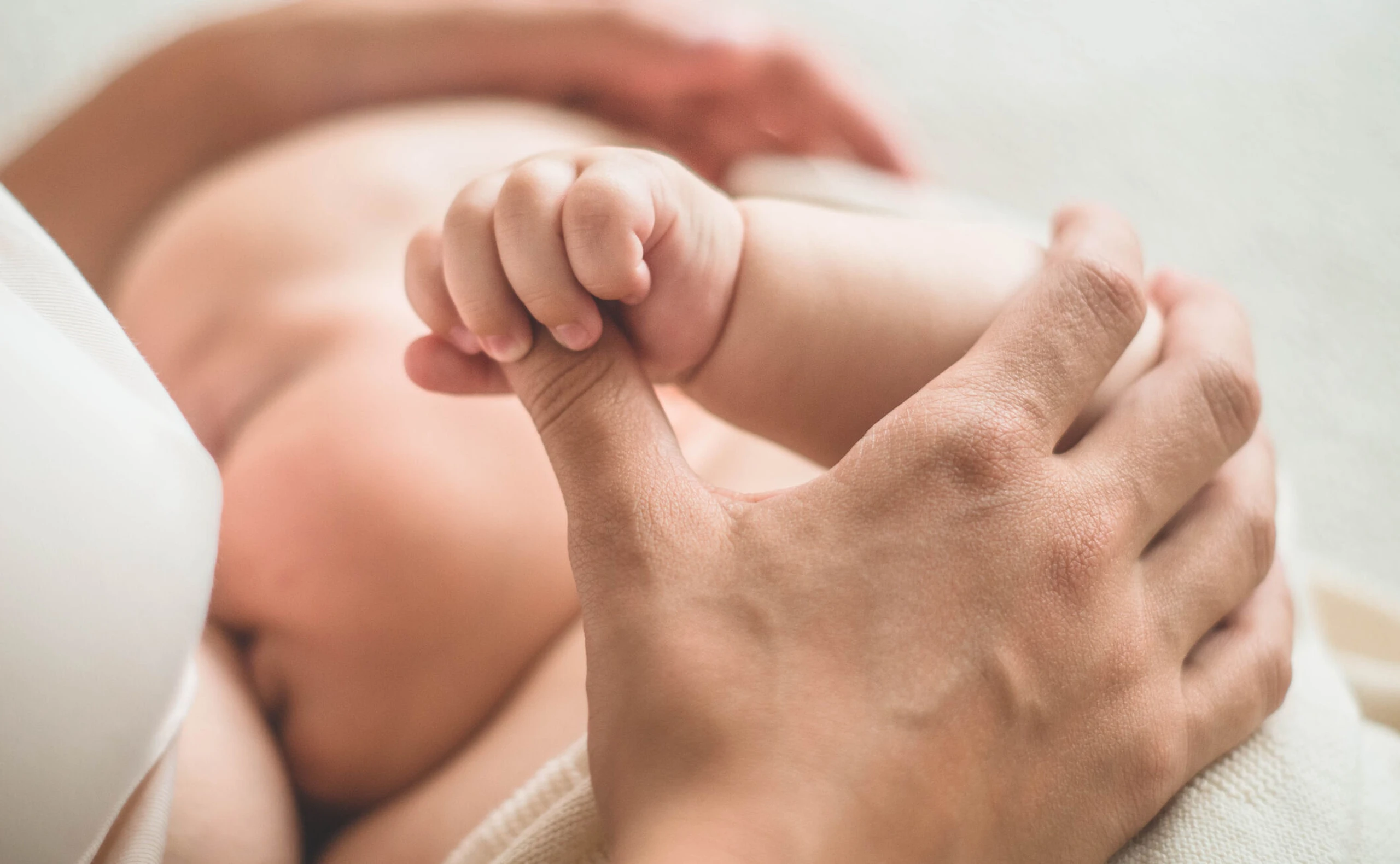 Mutter, die ihr Baby stillt