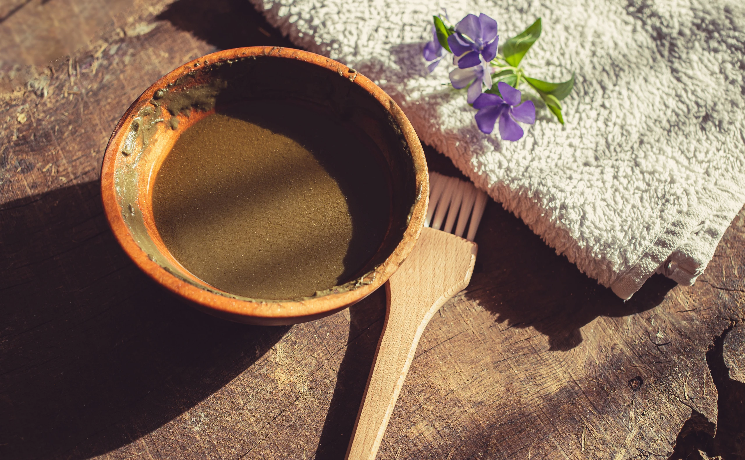 Haare färben mit Henna: Mit pflanzlicher Henna Haarfarbe natürlich coloriertes Haar