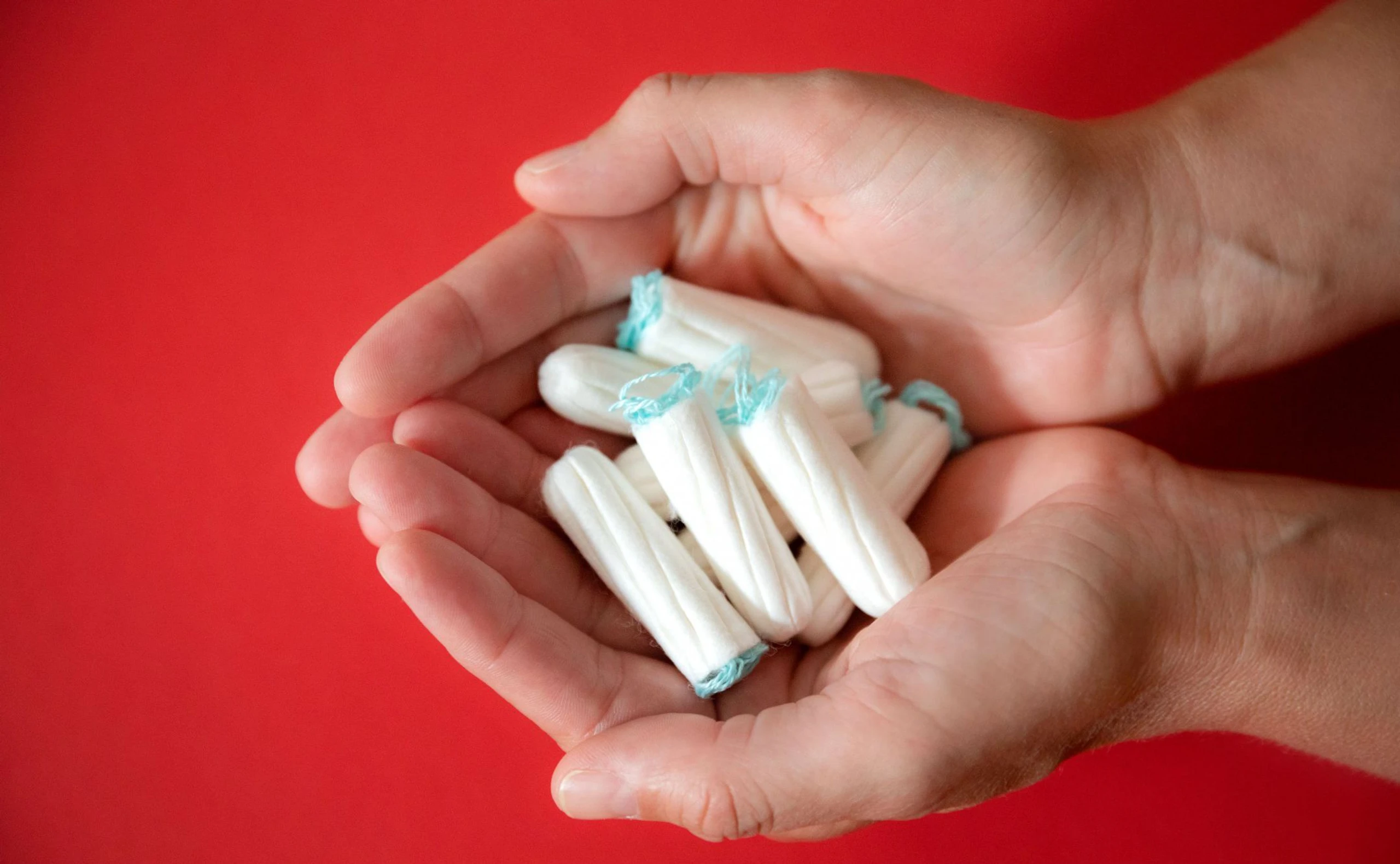 Toxisches Schocksyndrom (TSS): Tampons in Frauenhand