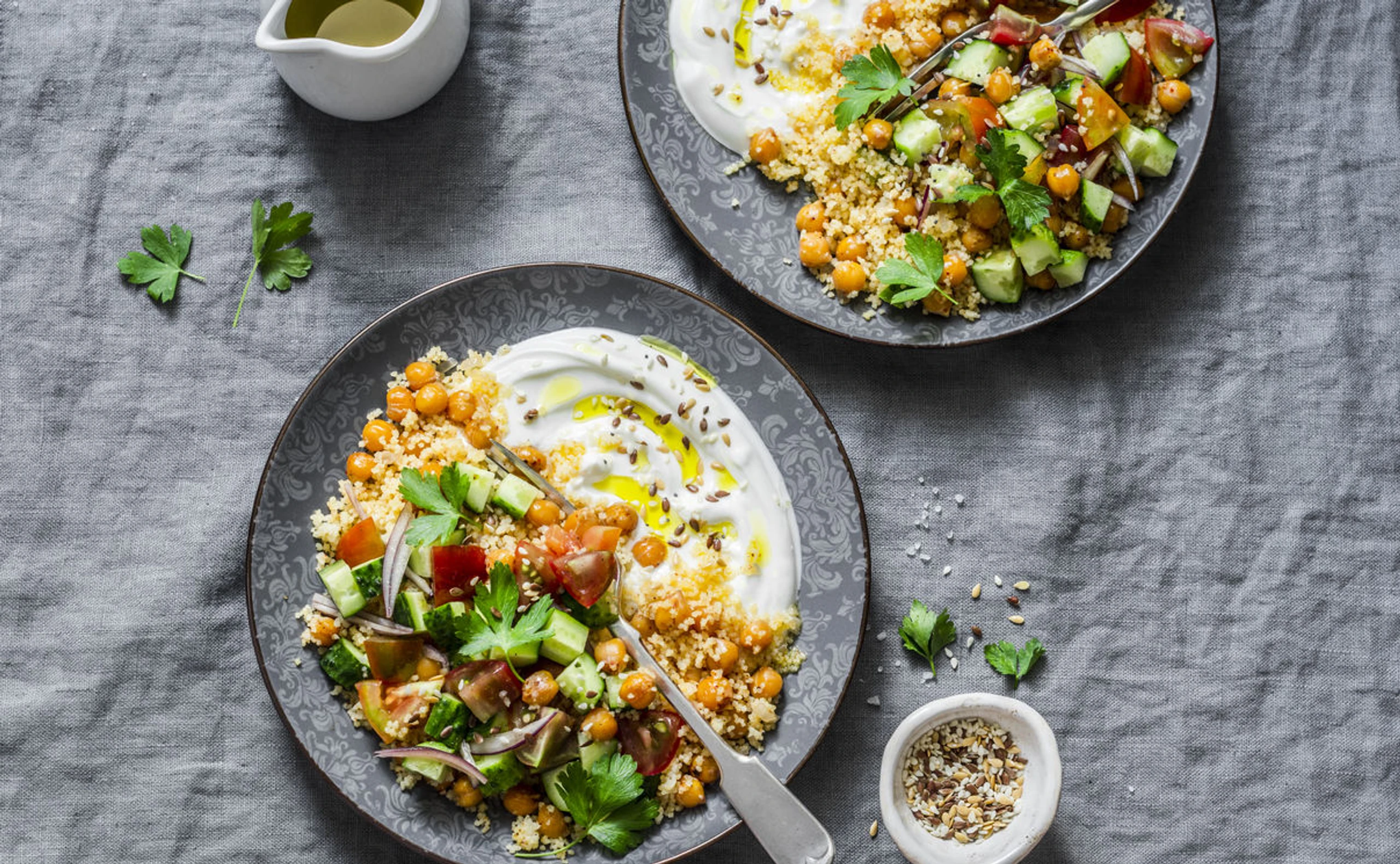 Sommerlicher Couscous-Salat mit Joghurt-Dip