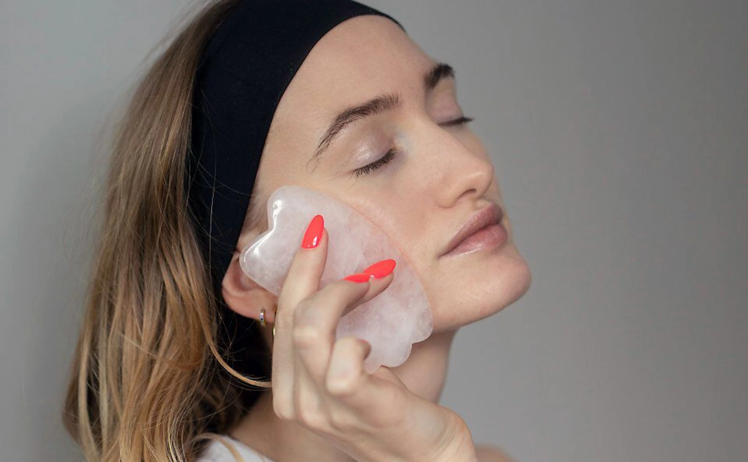 Gua Sha Stein anwenden im Gesicht