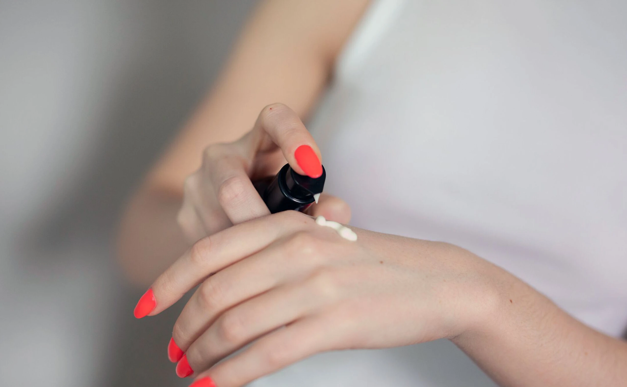 Frauenhand mit etwas Creme darauf