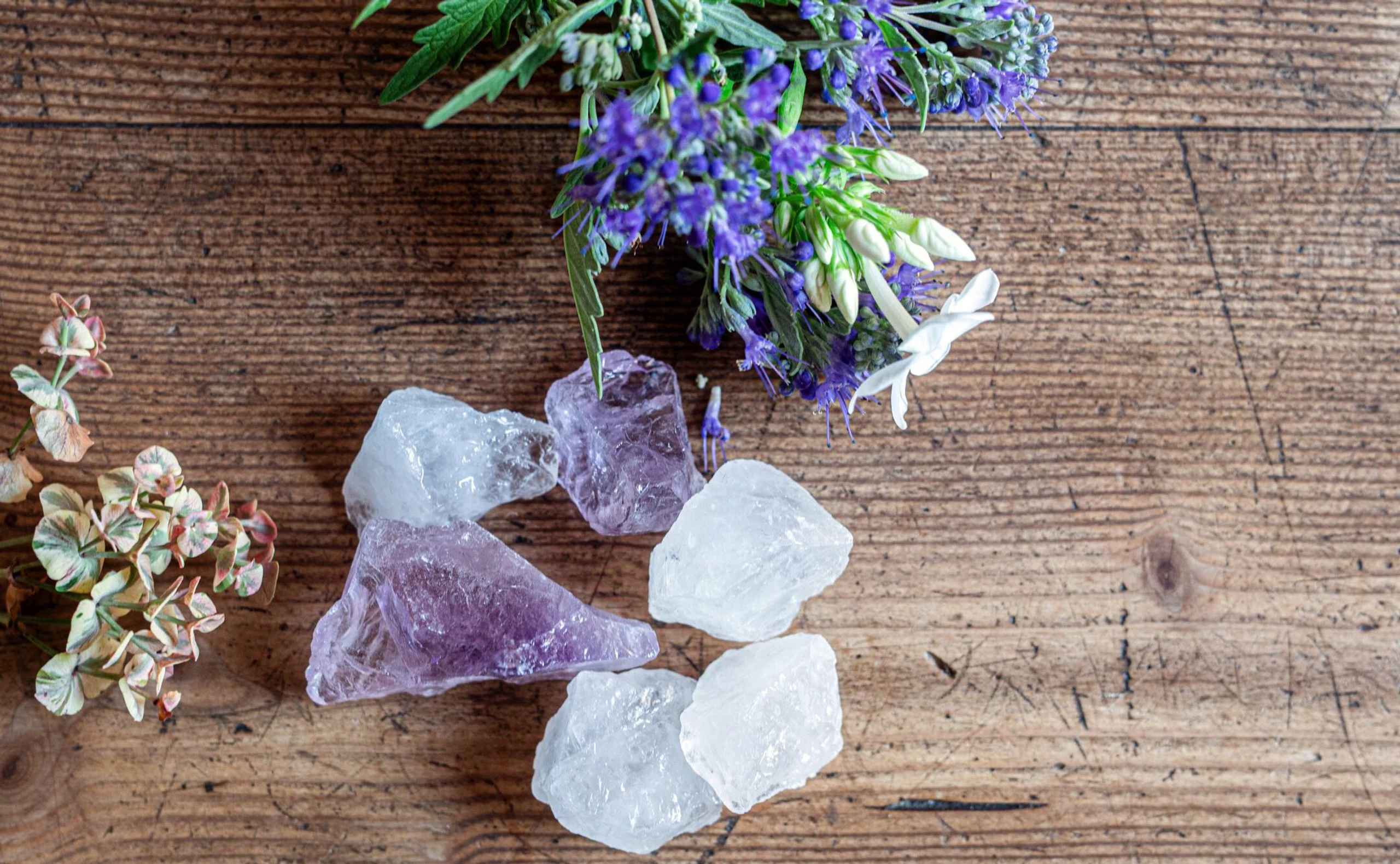 Heilsteine: Welche Wirkung haben Amethyst, Bergkristall &amp; Co?