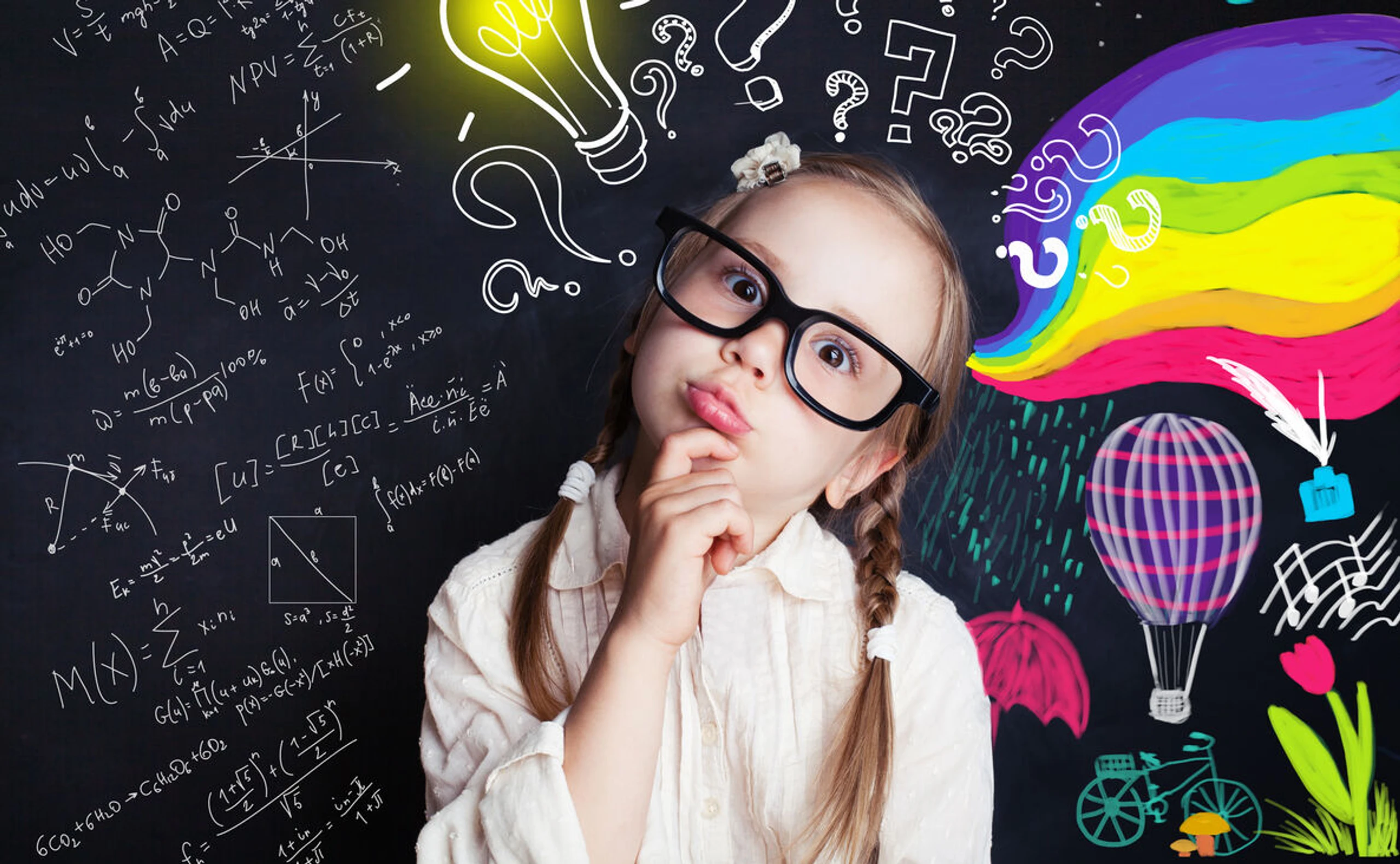 ein Schulkind in der Klasse vor einer Tafel mit Fragezeichen umzingelt