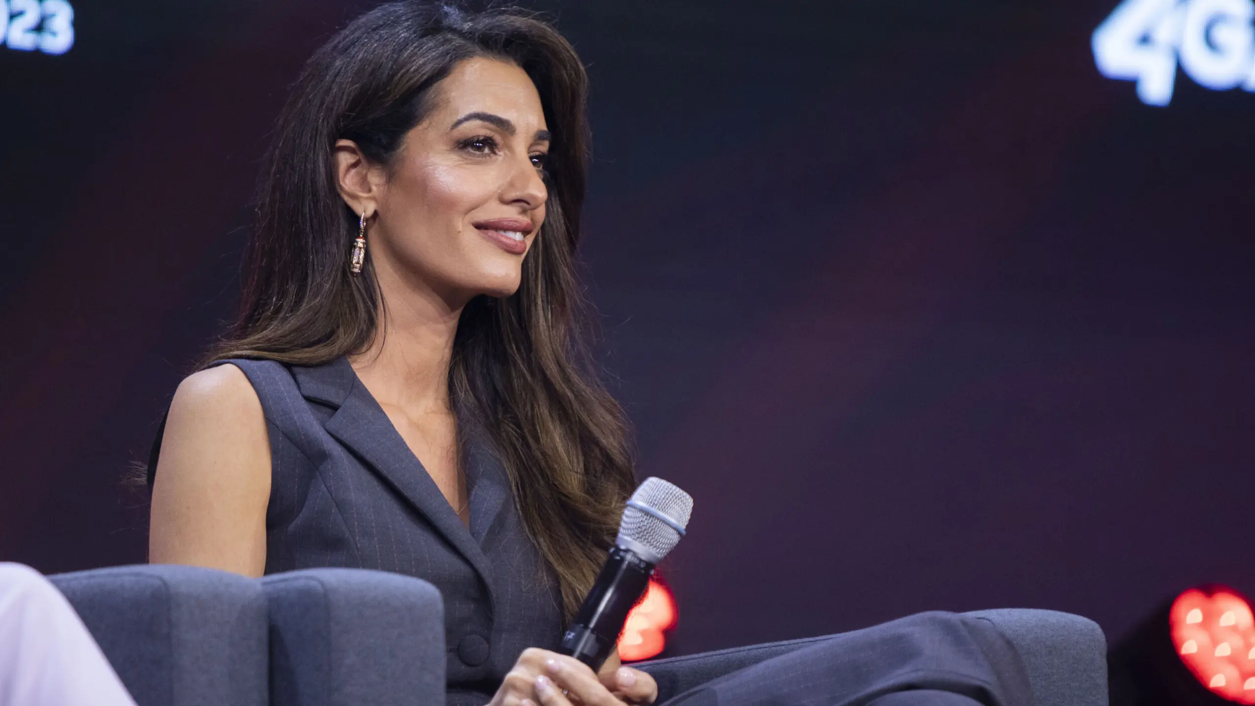 Menschenrechtsanwältin Amal Clooney auf der Bühne des 4GAMECHANGERS Festival 2023 in Wien