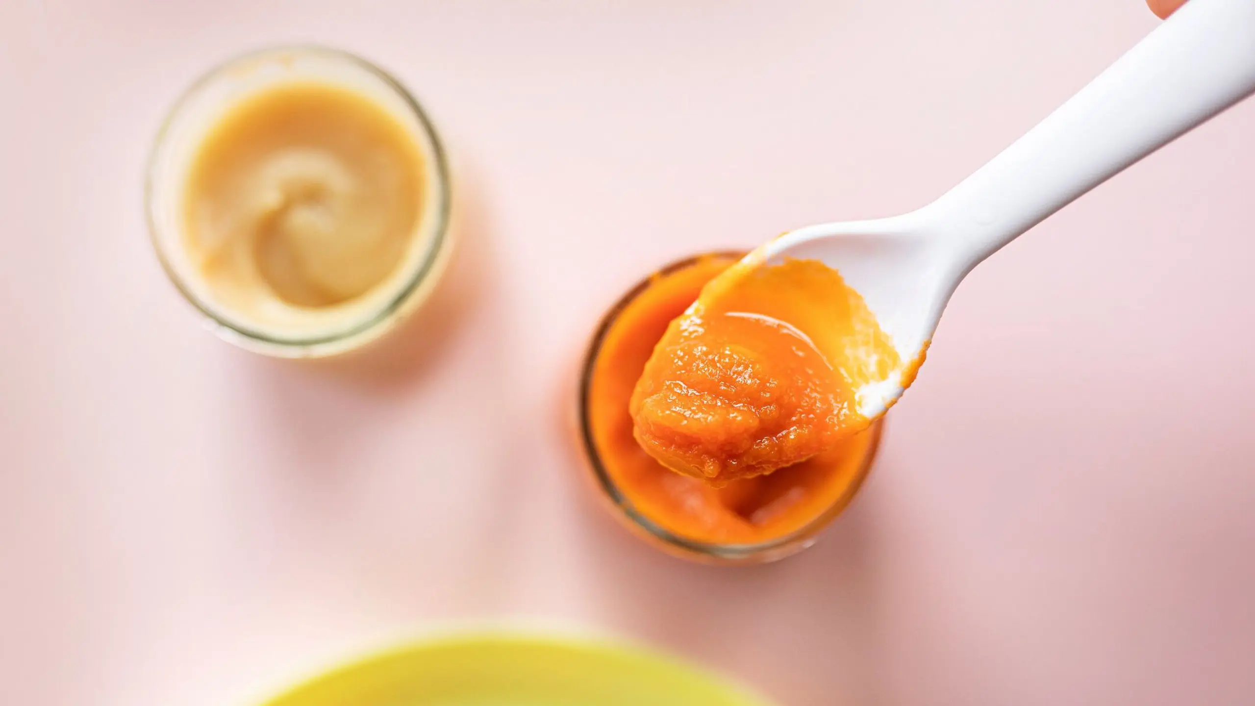 Babybreie, die auf einem Tisch stehen