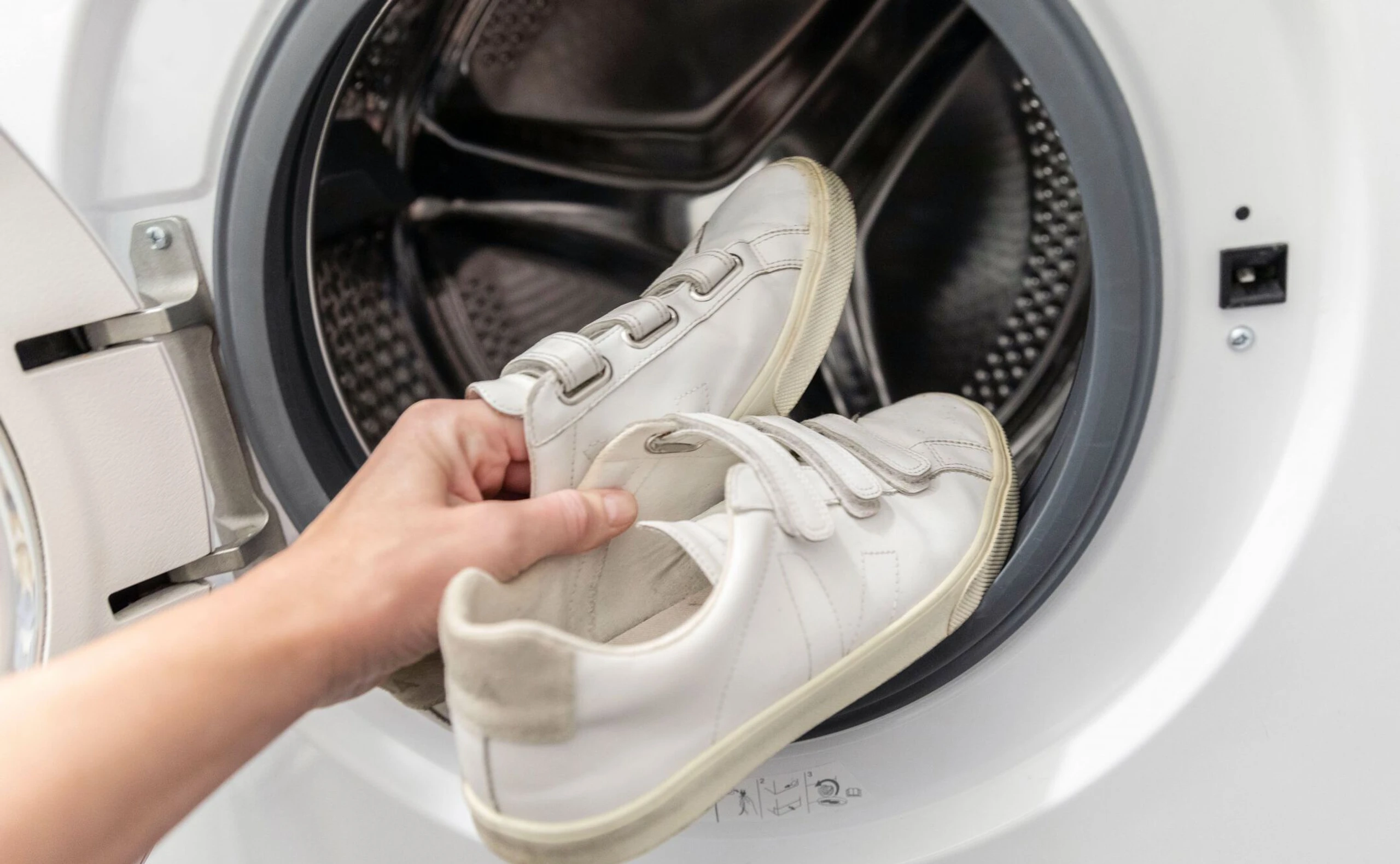 weiße Sneakers reinigen