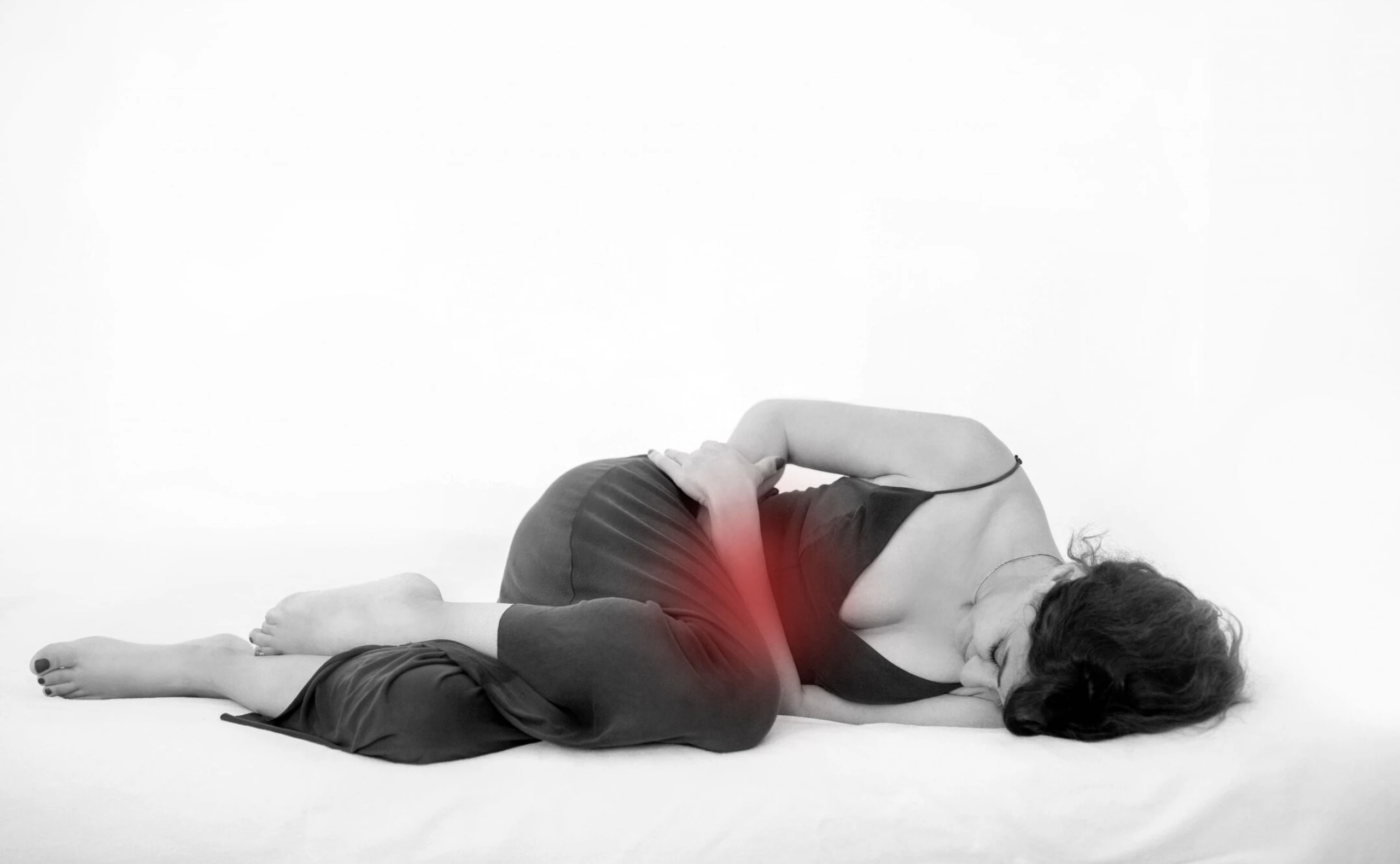 Frau mit Menstruationsbeschwerden