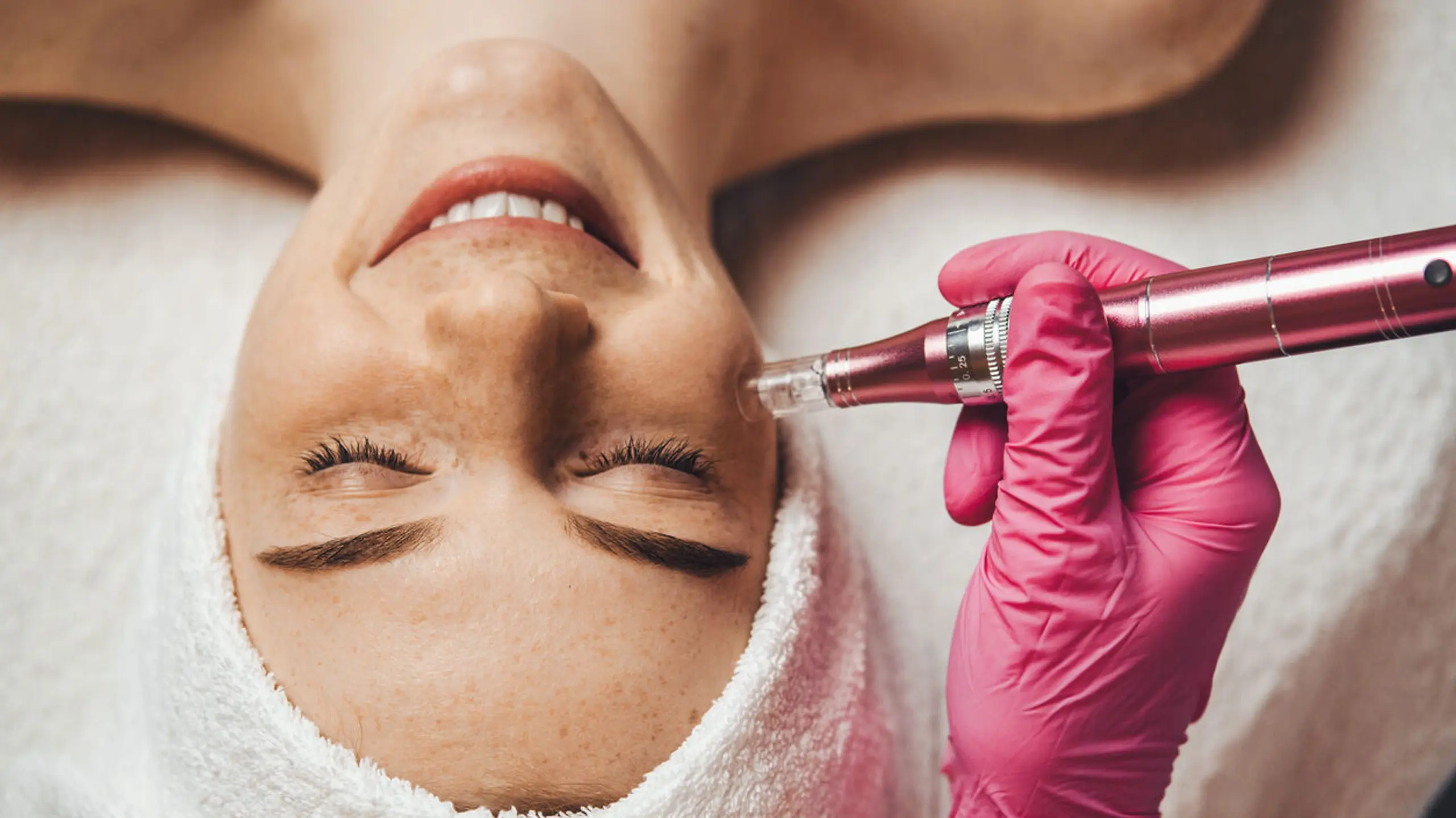 Mikrodermabrasionen: Frau bekommt Gesichtsbehandlung