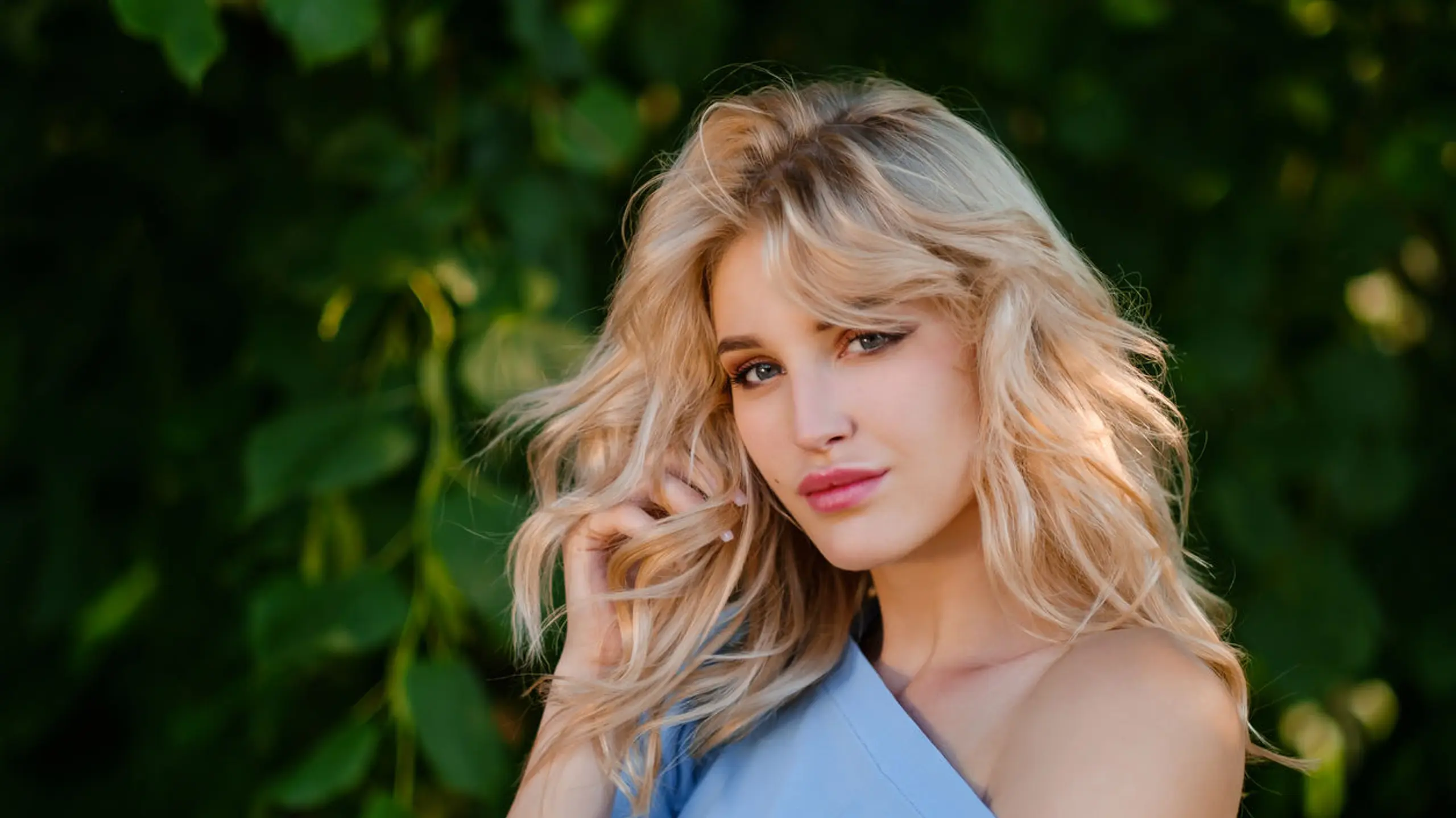 Frisuren für welliges Haar – Bob, Curtain Bangs & leichte Wellen