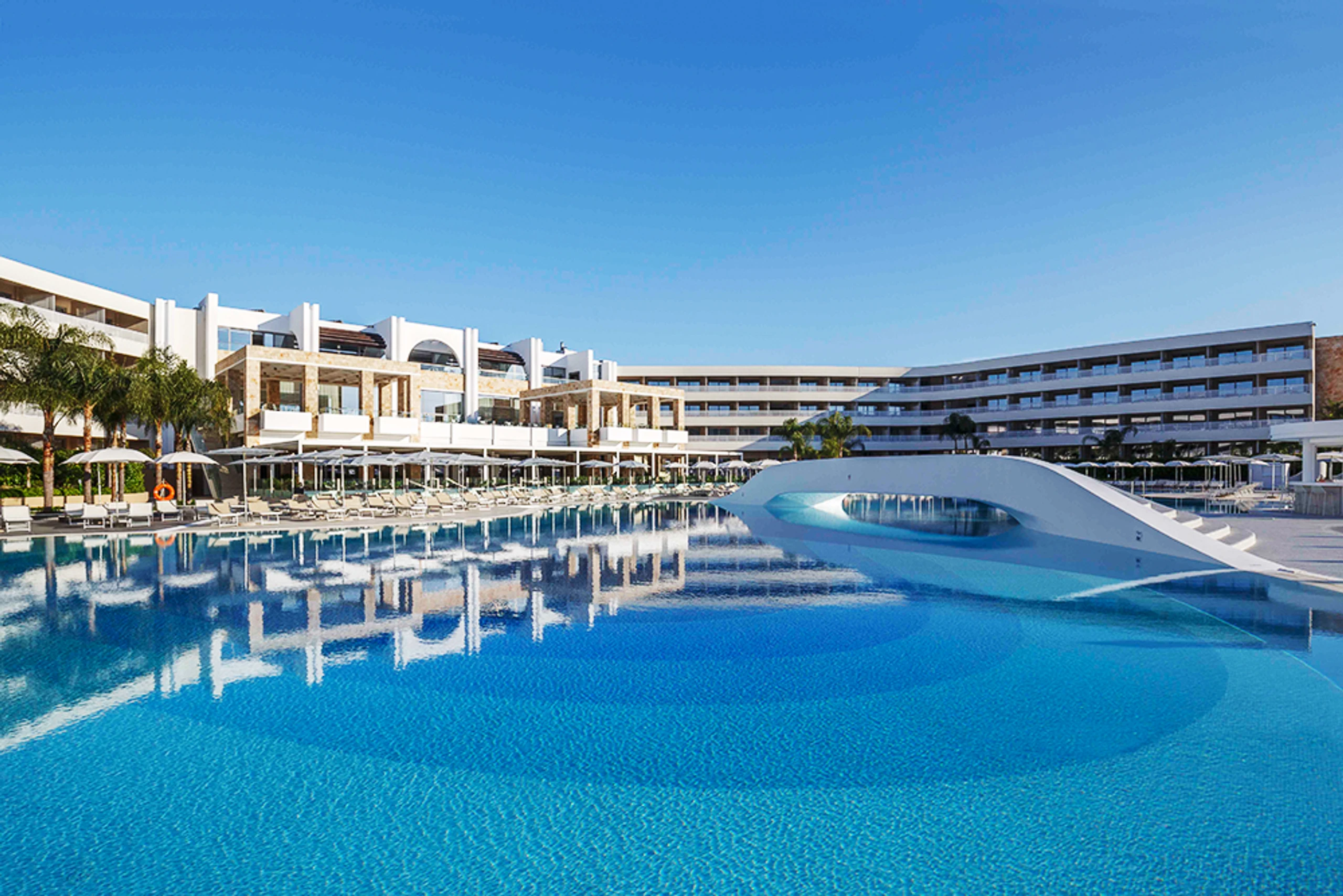 © FTI, © FTI Blurred image background