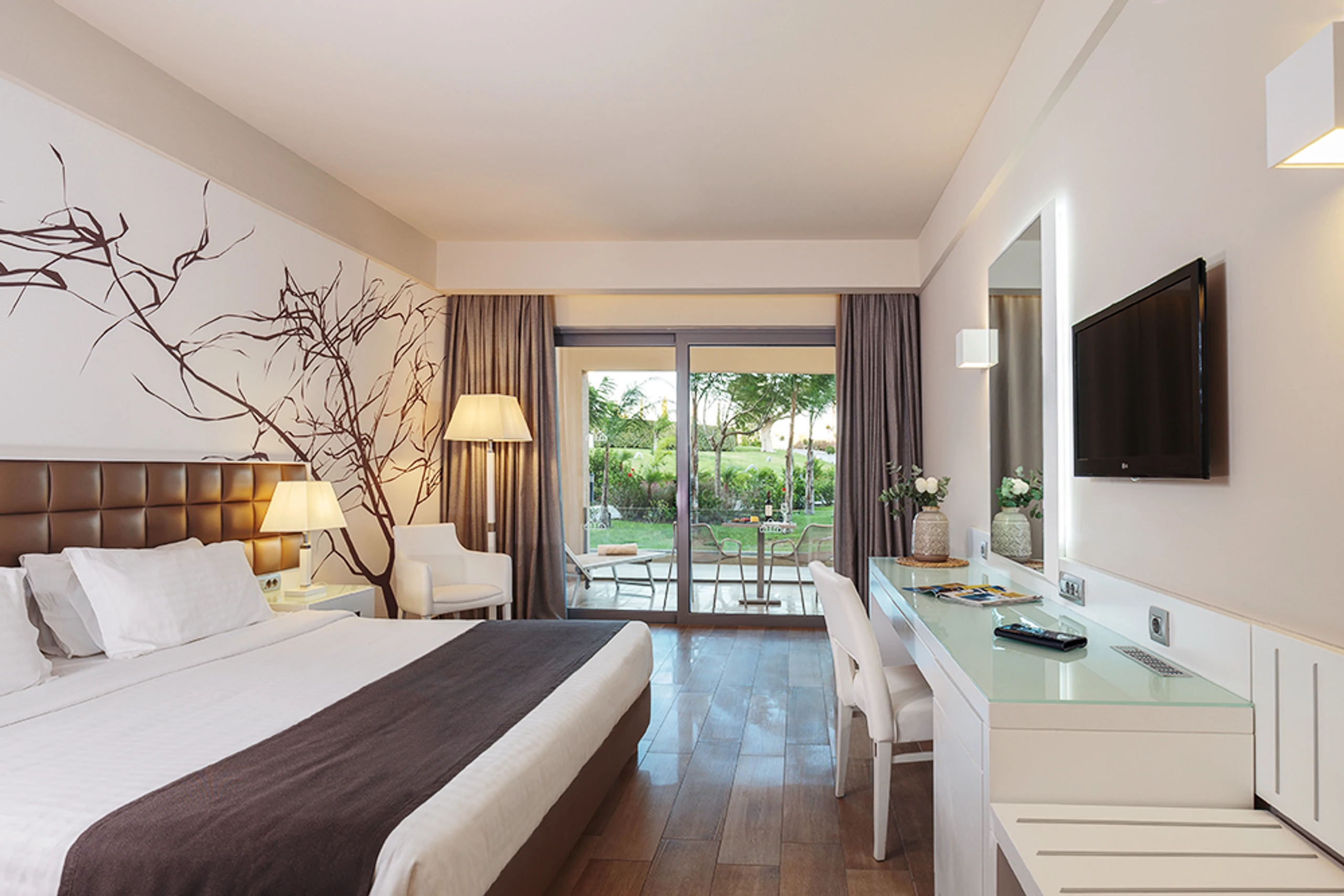 © FTI, © FTI Blurred image background