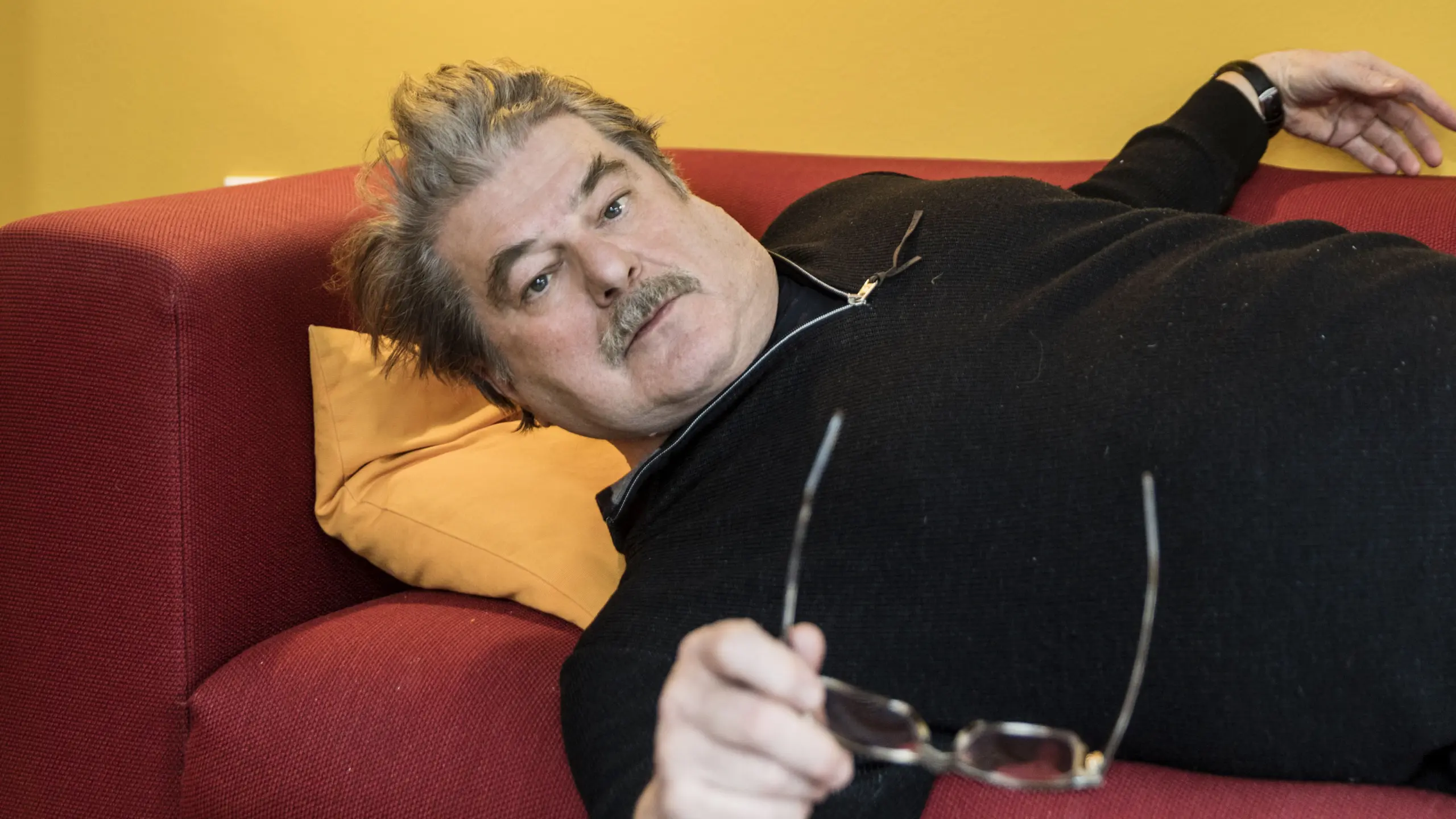 Steinhauer auf der Couch