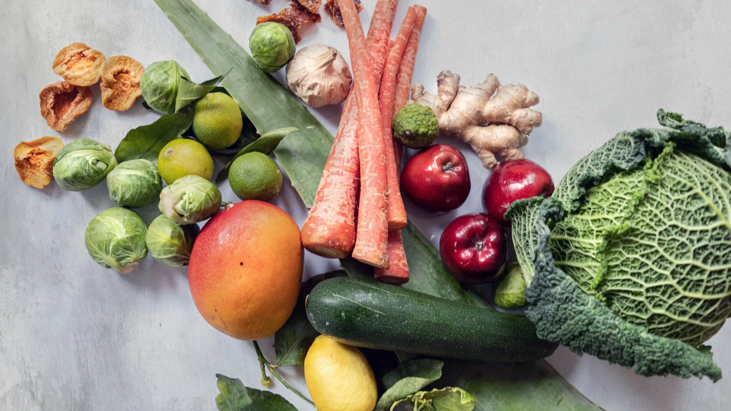 Gemüse und Obst, das auf einem Tisch liegt