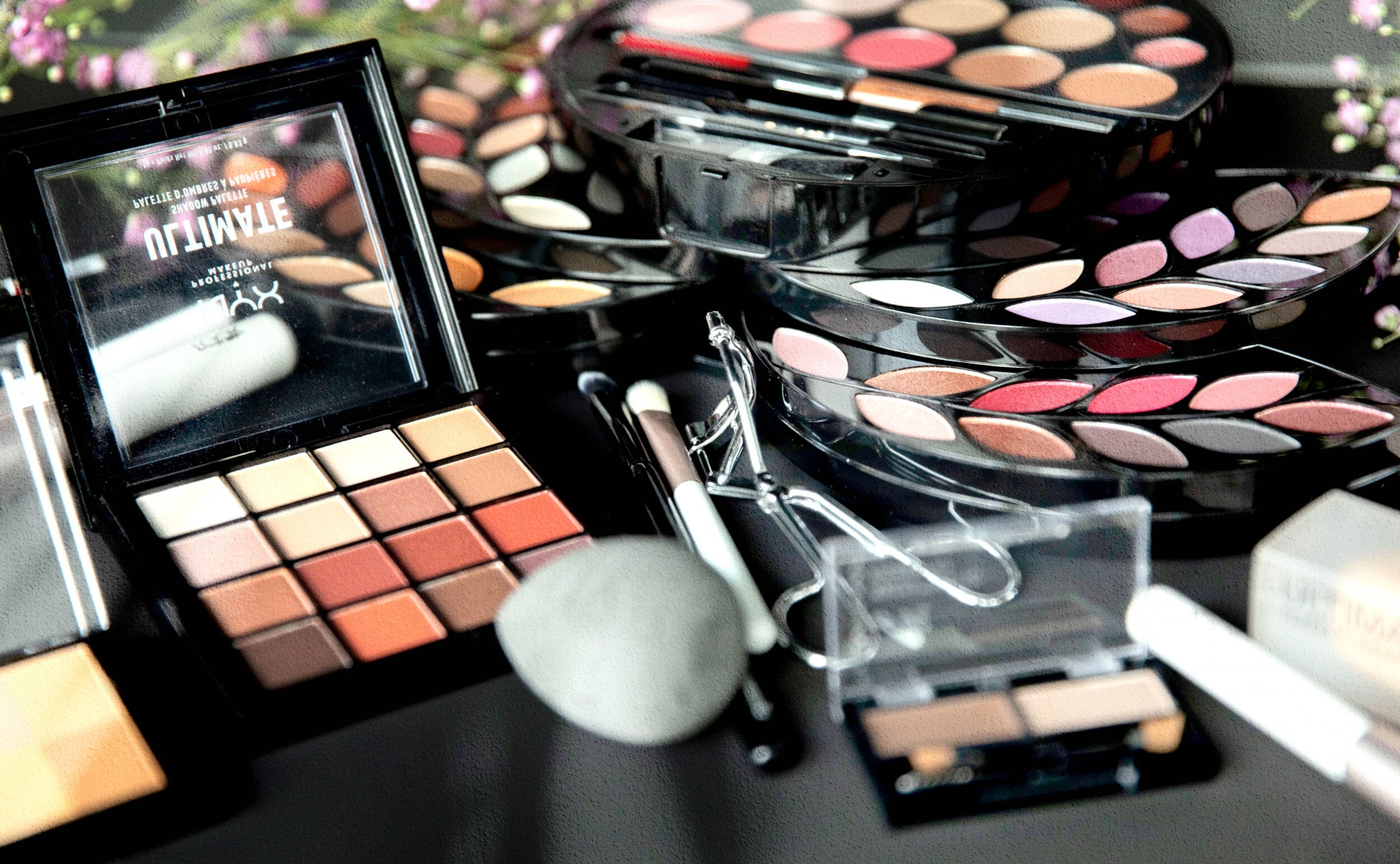 Schminke make up wimperntusche mascara lidschatten pinsel kajal rouge puder