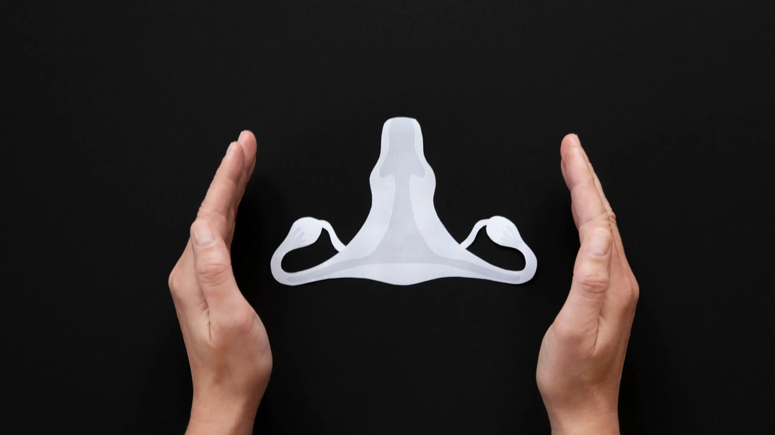 Gebärmutter aus Papier als Symbol für HPV