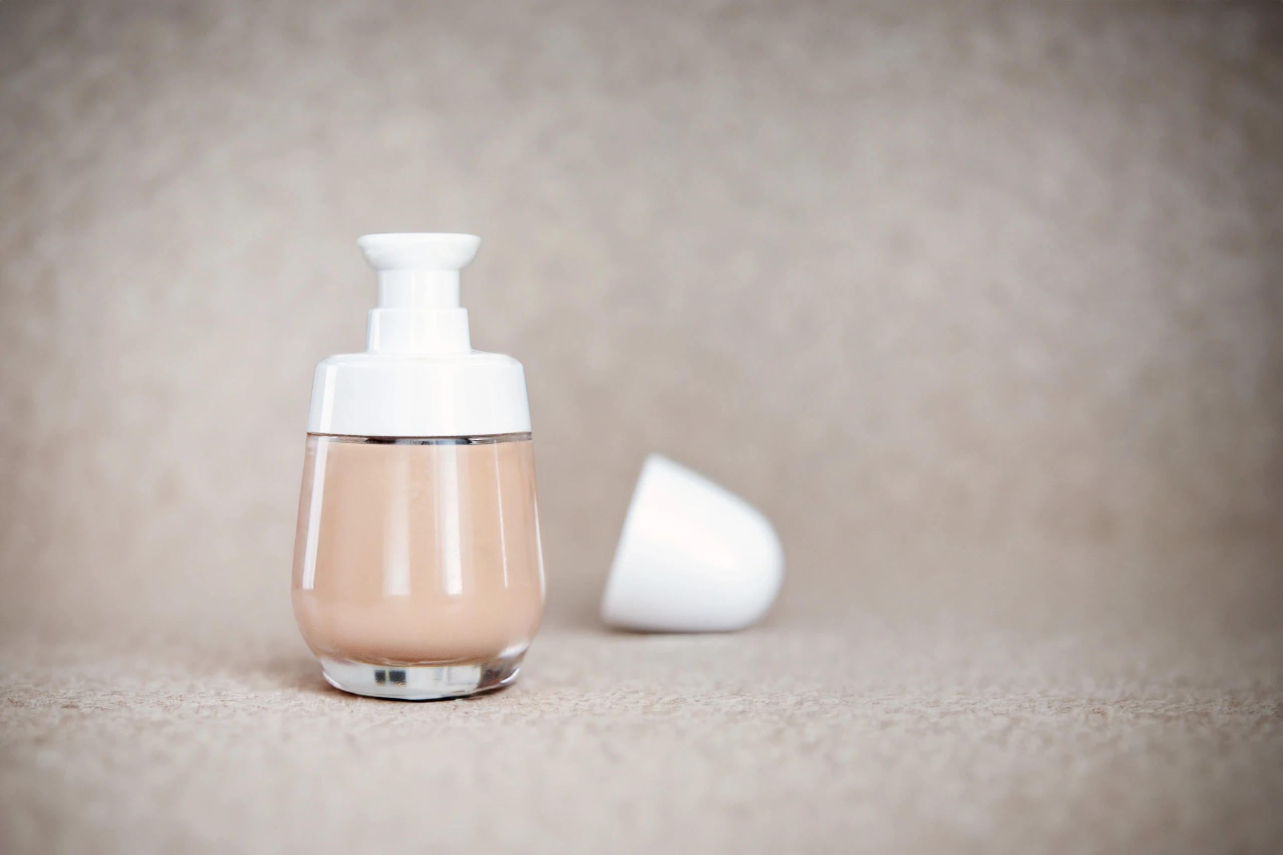 Concealer-Flasche auf hellem Hintergrund