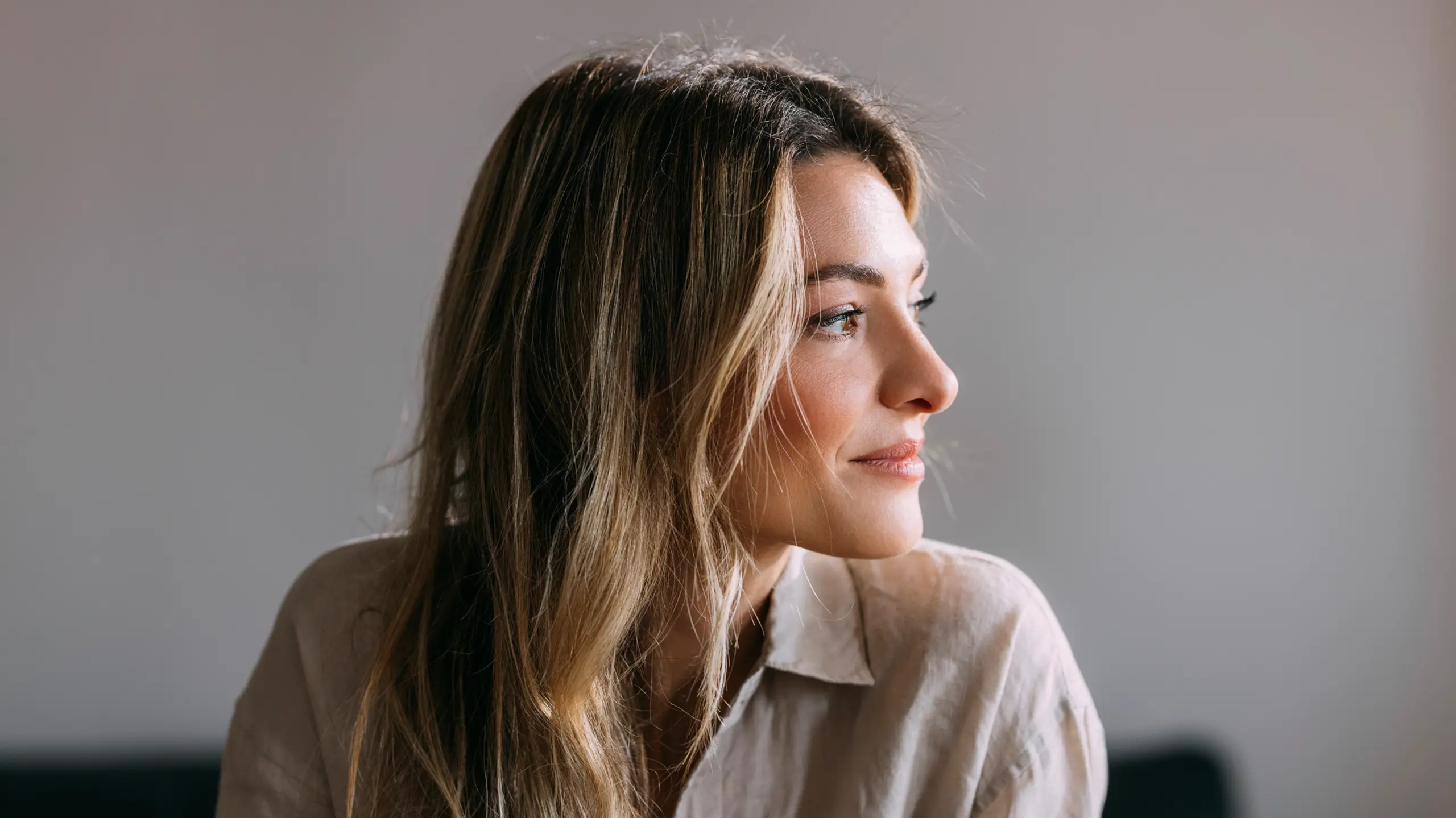 nachdenkliche Frau mit blonden Haaren