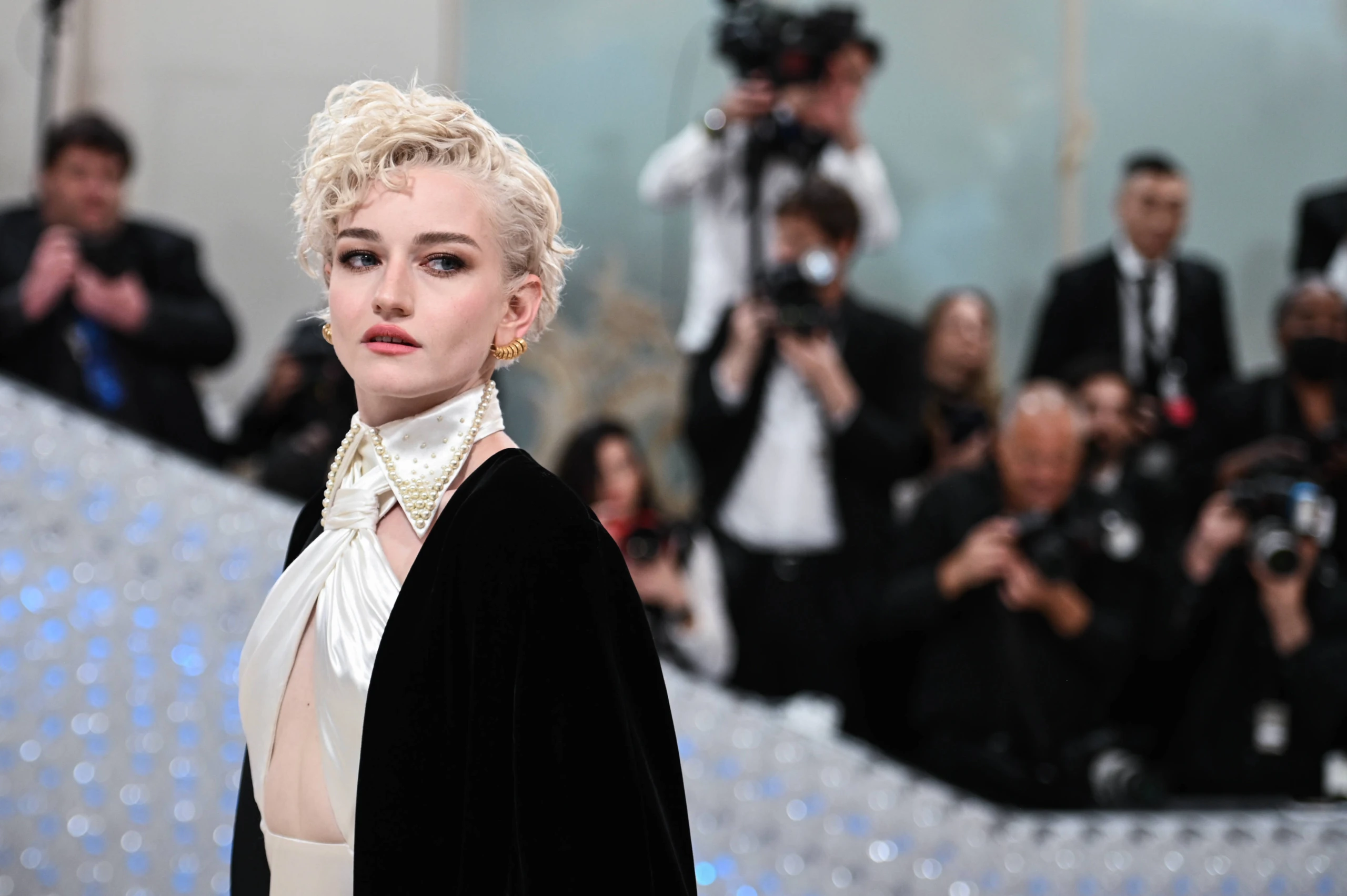 Julia Garner mit Frisur kurzes Haar 2024