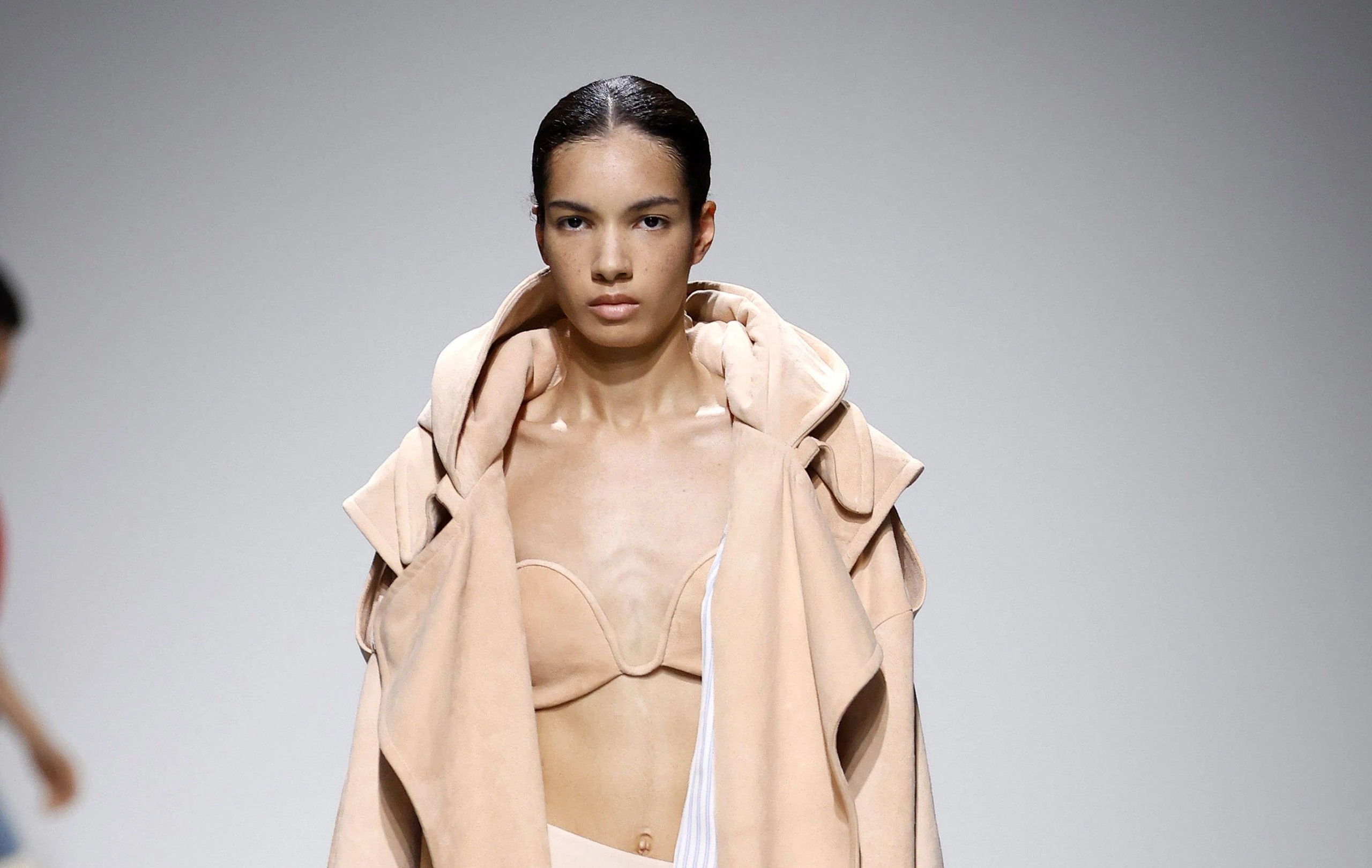 Paris Fashion Week 2024-Peach Fuzz-Pantone Farbe