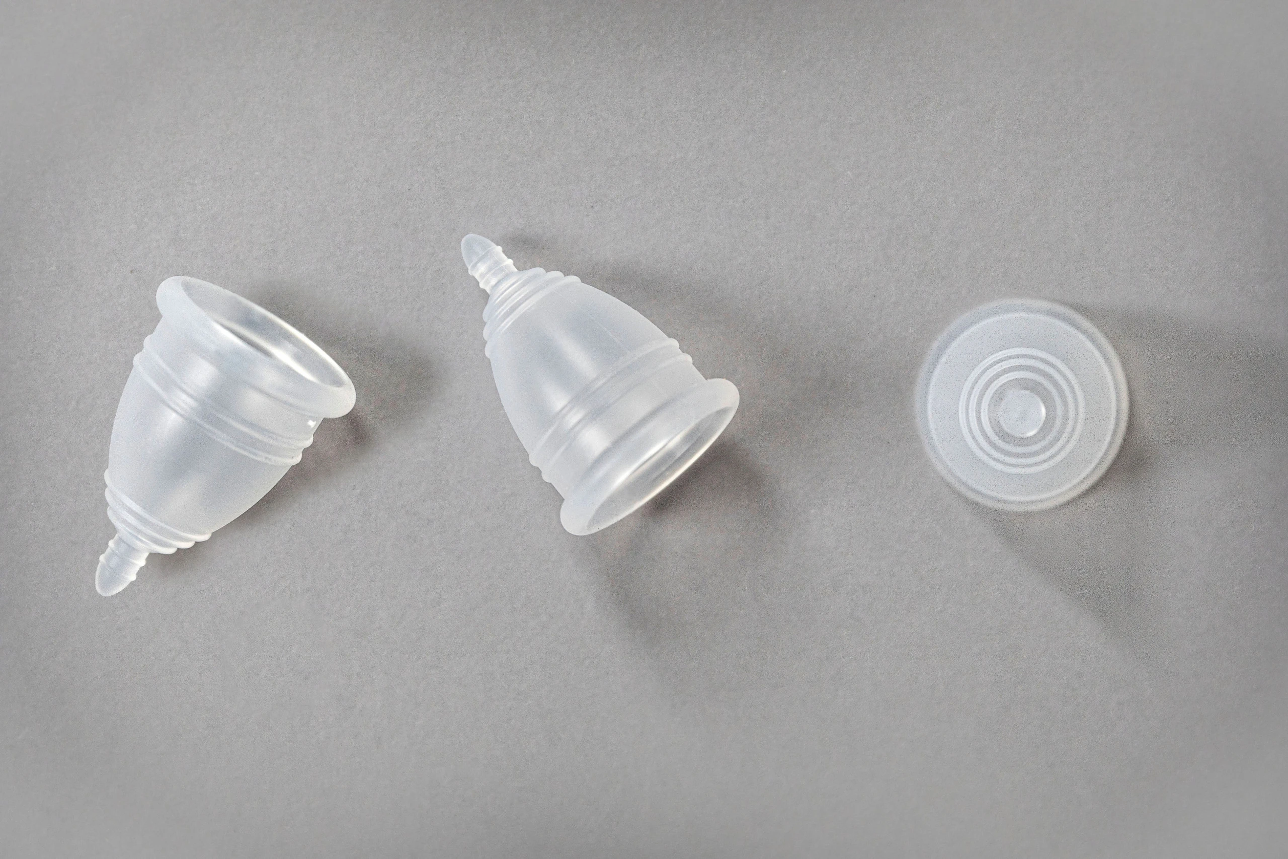 Menstruationstassen auf hellem Hintergrund