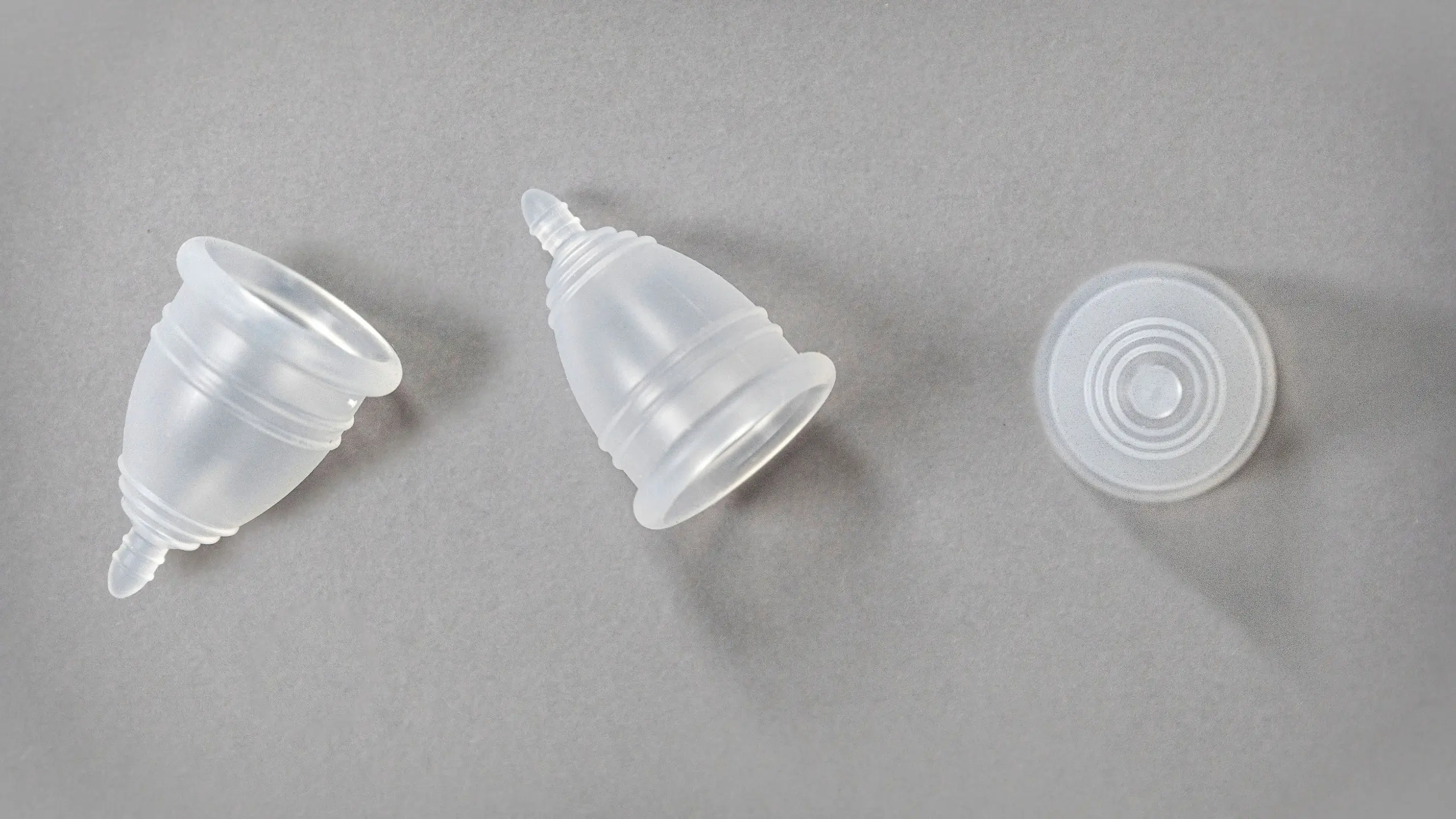 Menstruationstassen auf hellem Hintergrund