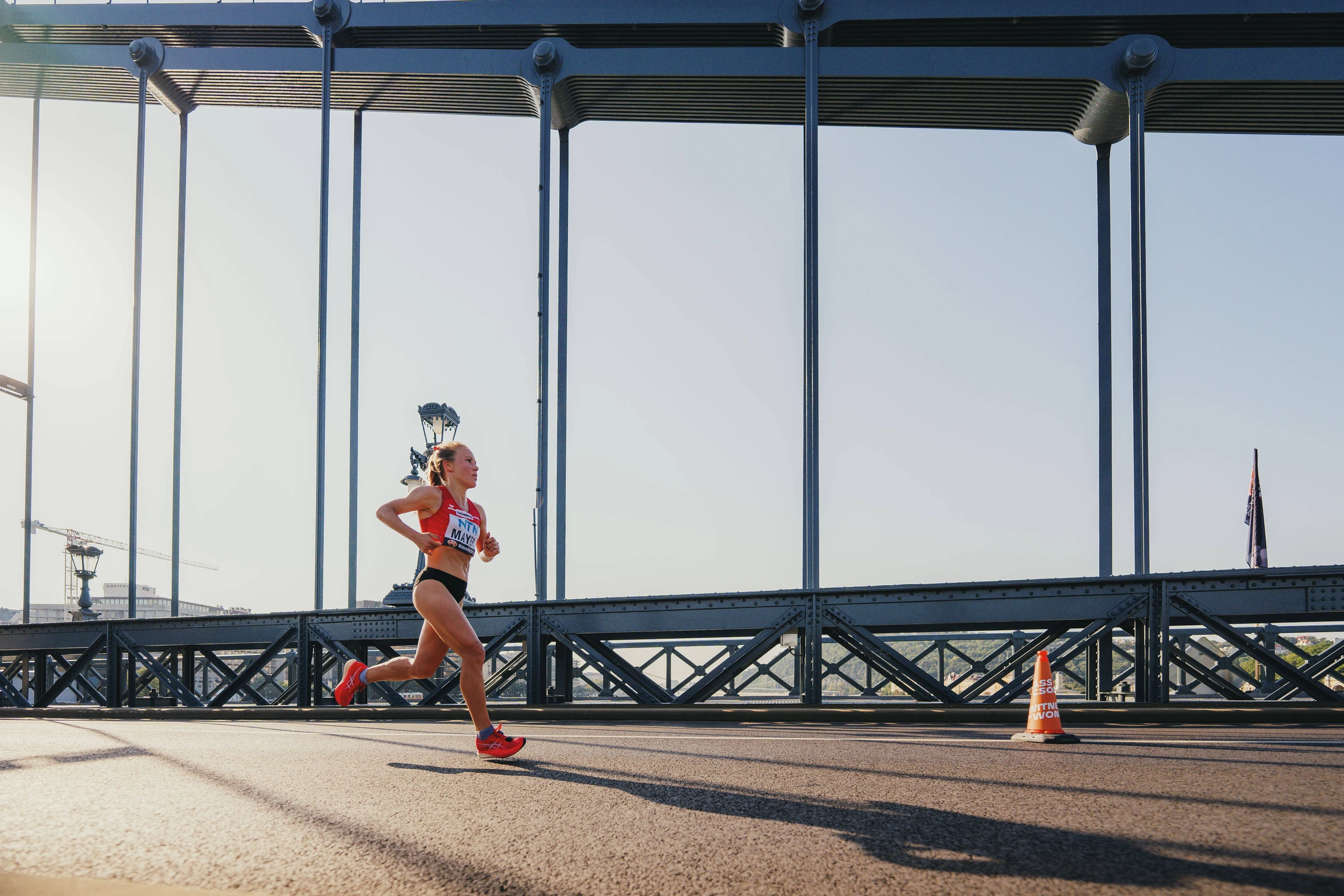 Marathonläuferin Julia Mayer thematisiert Periode im Leistungssport und bekommt Kritik