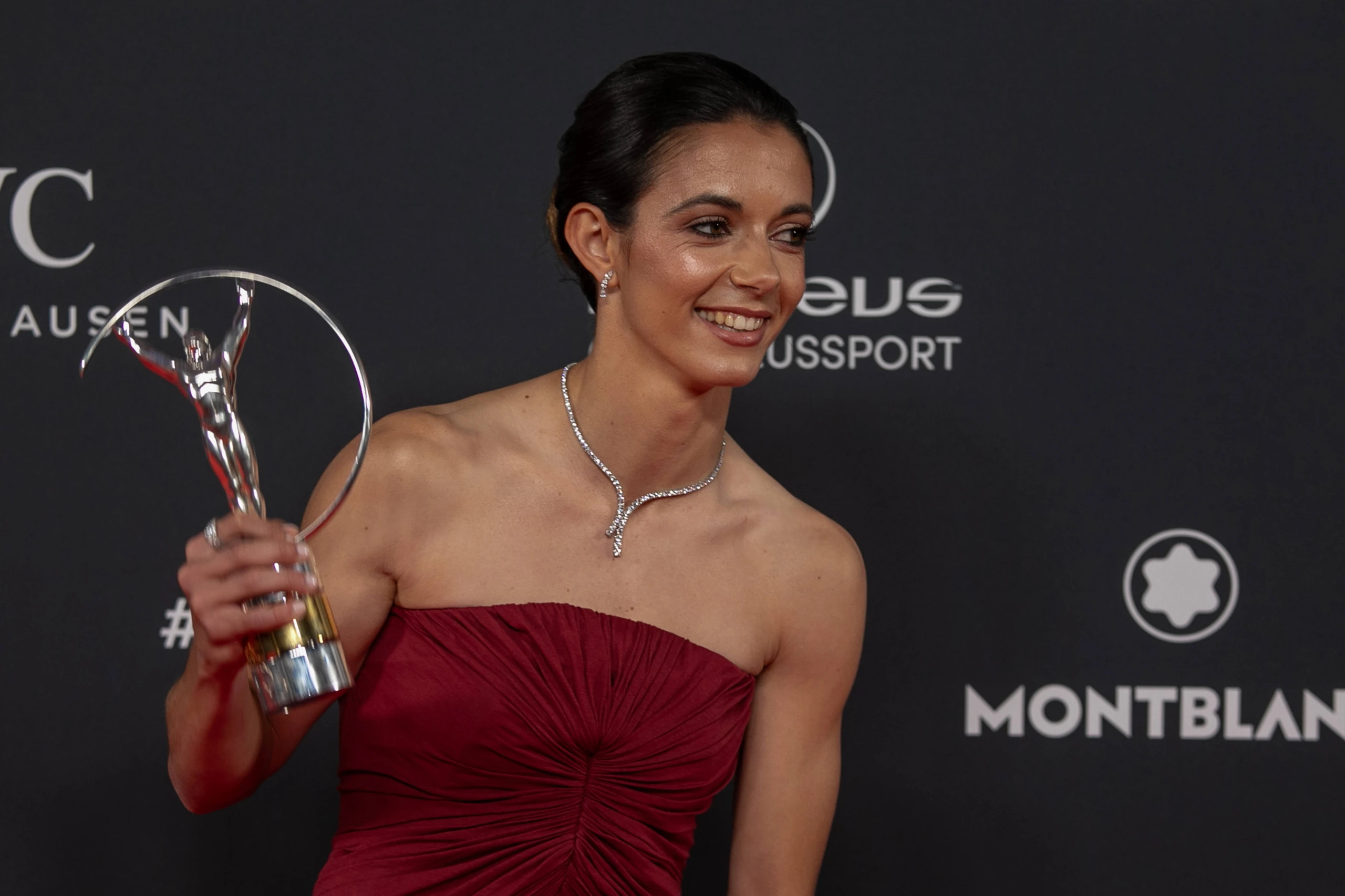 Aitana Bonmatí mit Award bei den Laureus World Sports Awards 2024