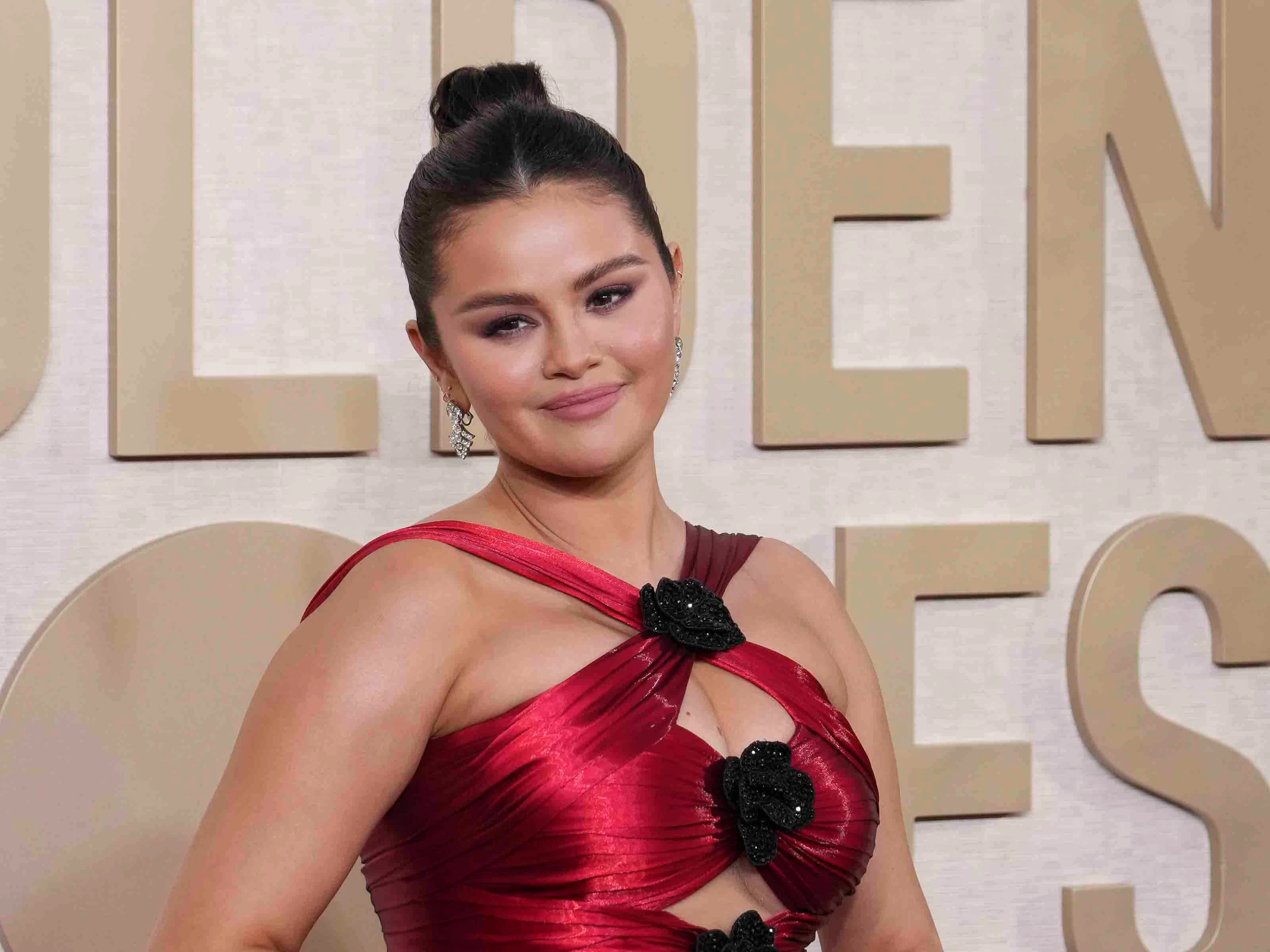 Selena Gomez, Gründerin von Rare Beauty, bei den Globes, 07.01.2024