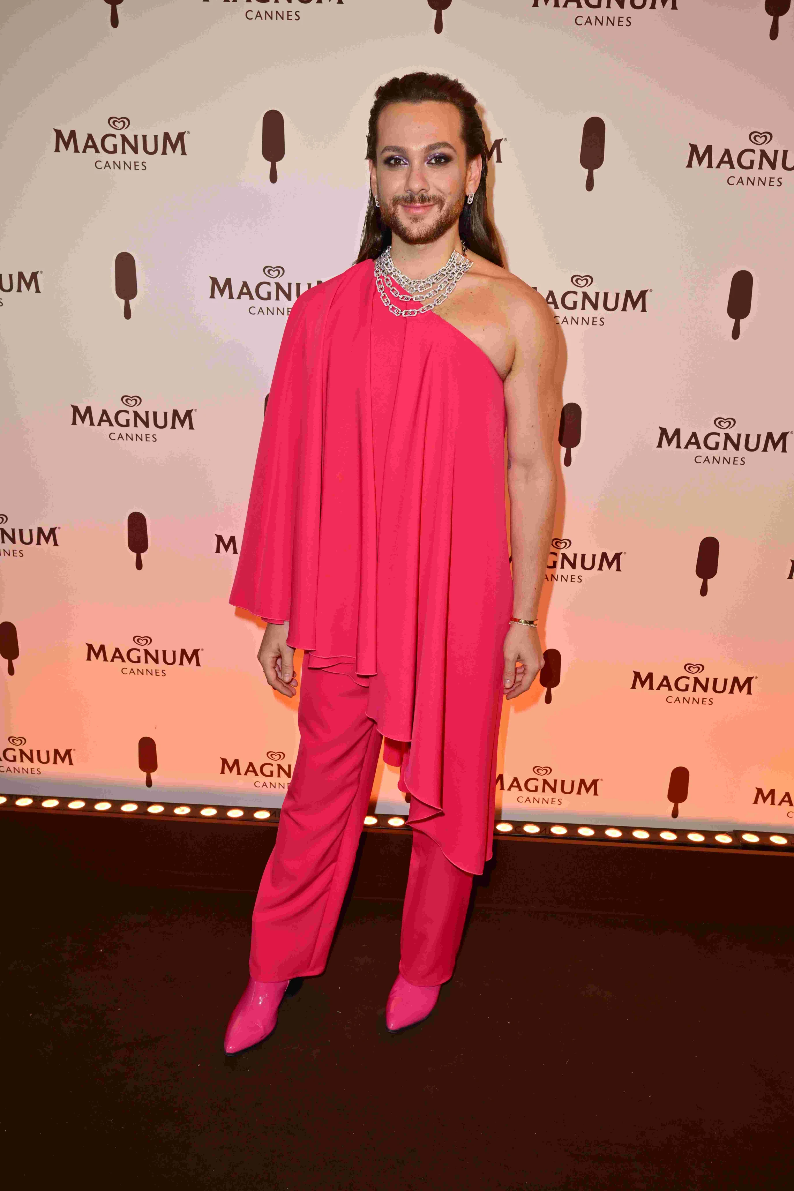 © Magnum Blurred image background