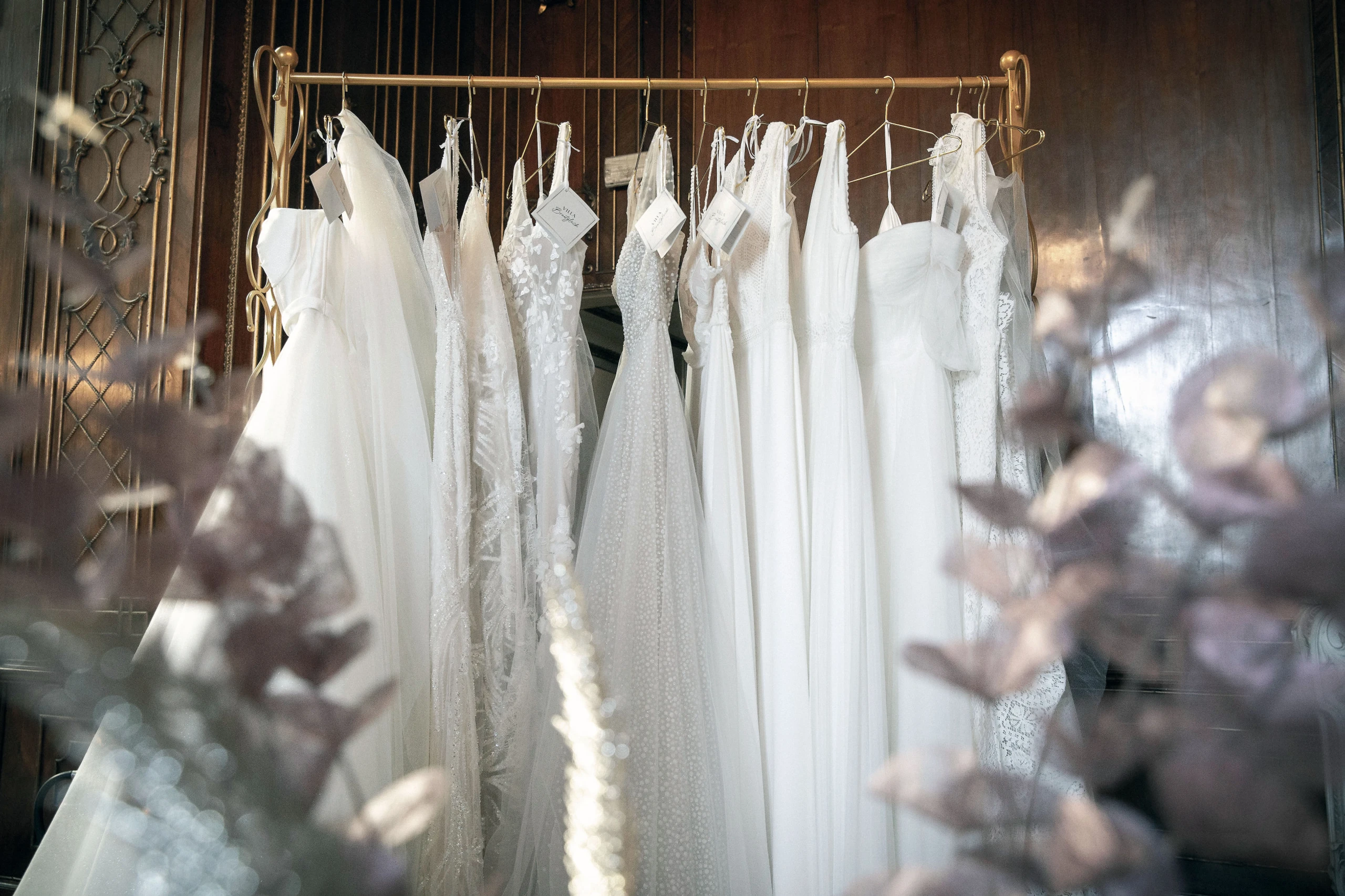 Brautkleider, die auf einer Kleiderstange hängen