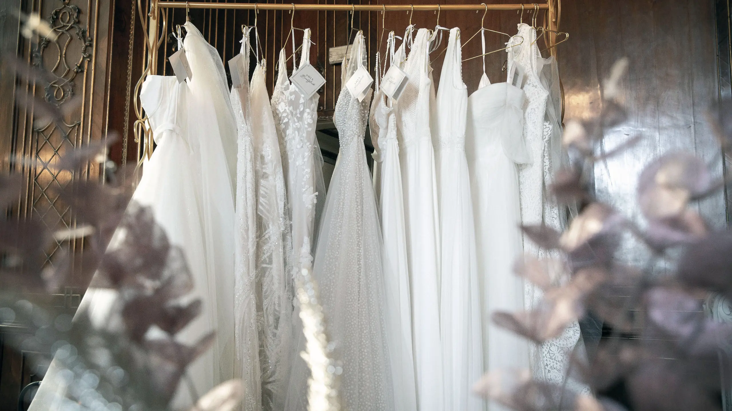 Brautkleider, die auf einer Kleiderstange hängen