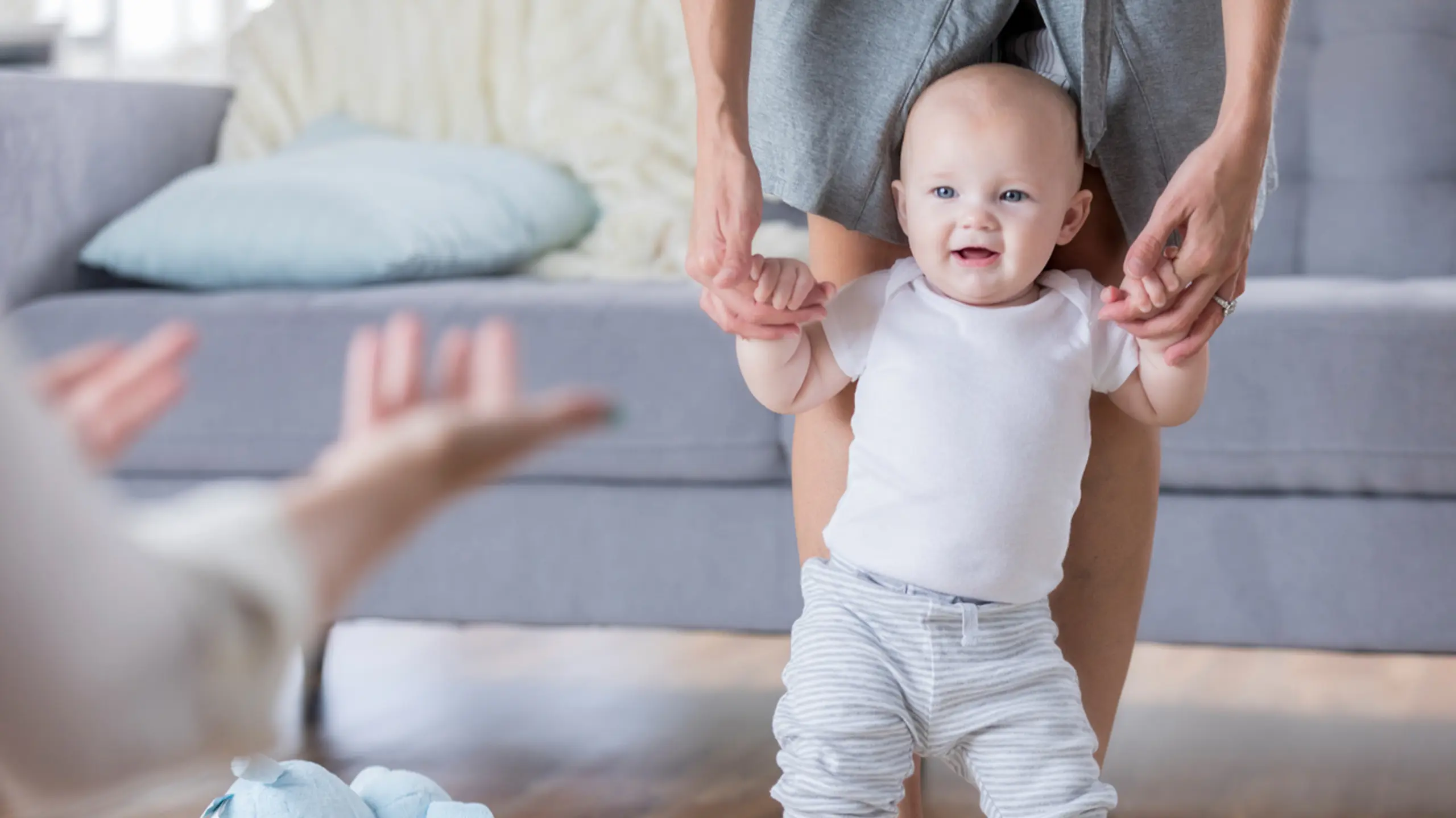 Baby lernt gehen