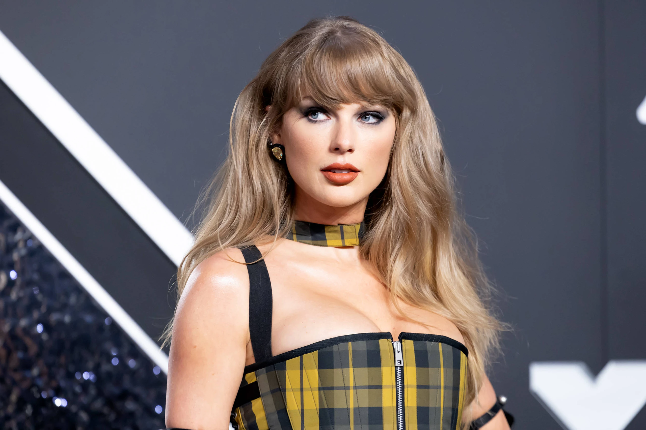 Taylor Swift bei den MTV Video Music Awards 2024 am Red Carpet