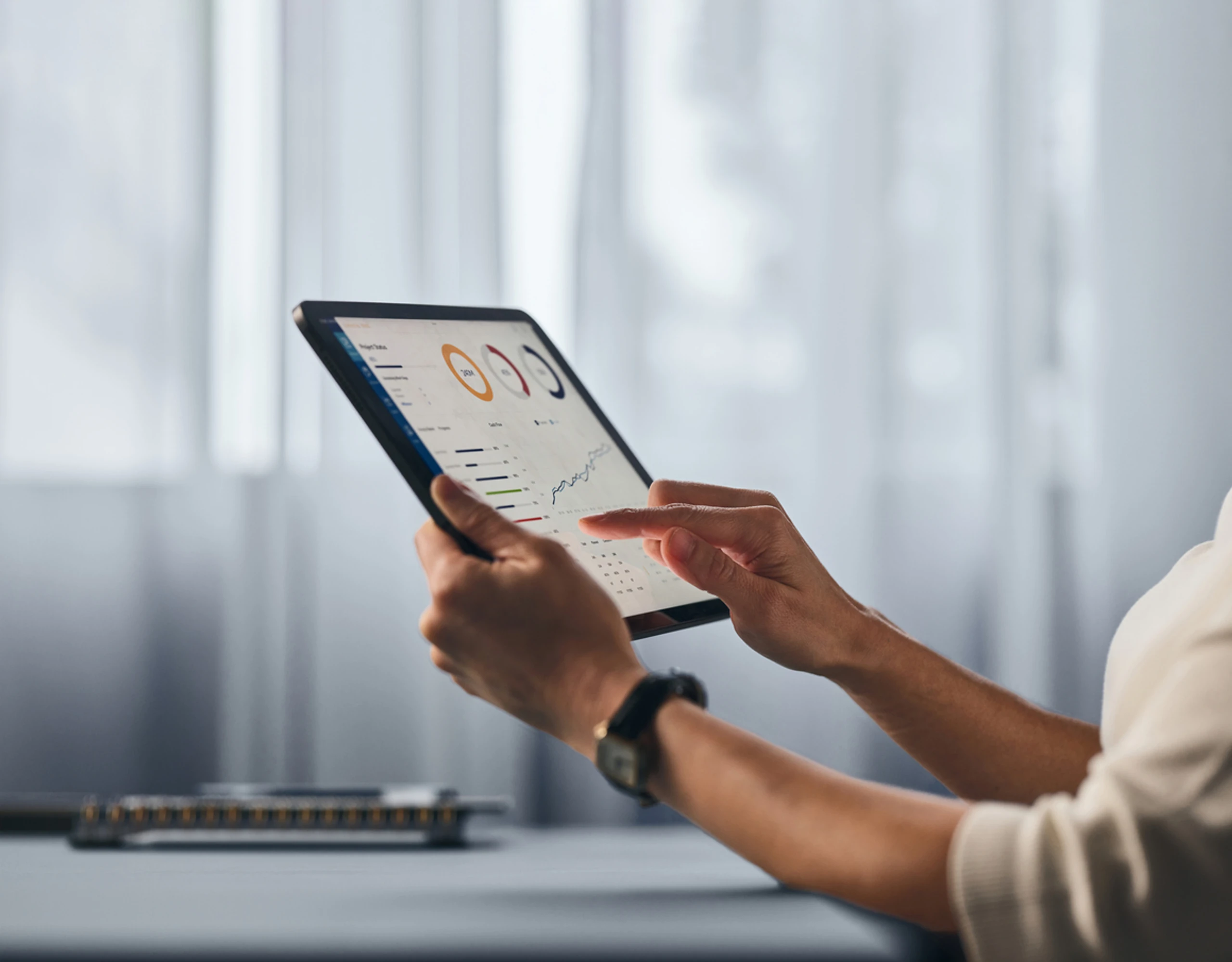 Frauenhände, die ein Tablet halten