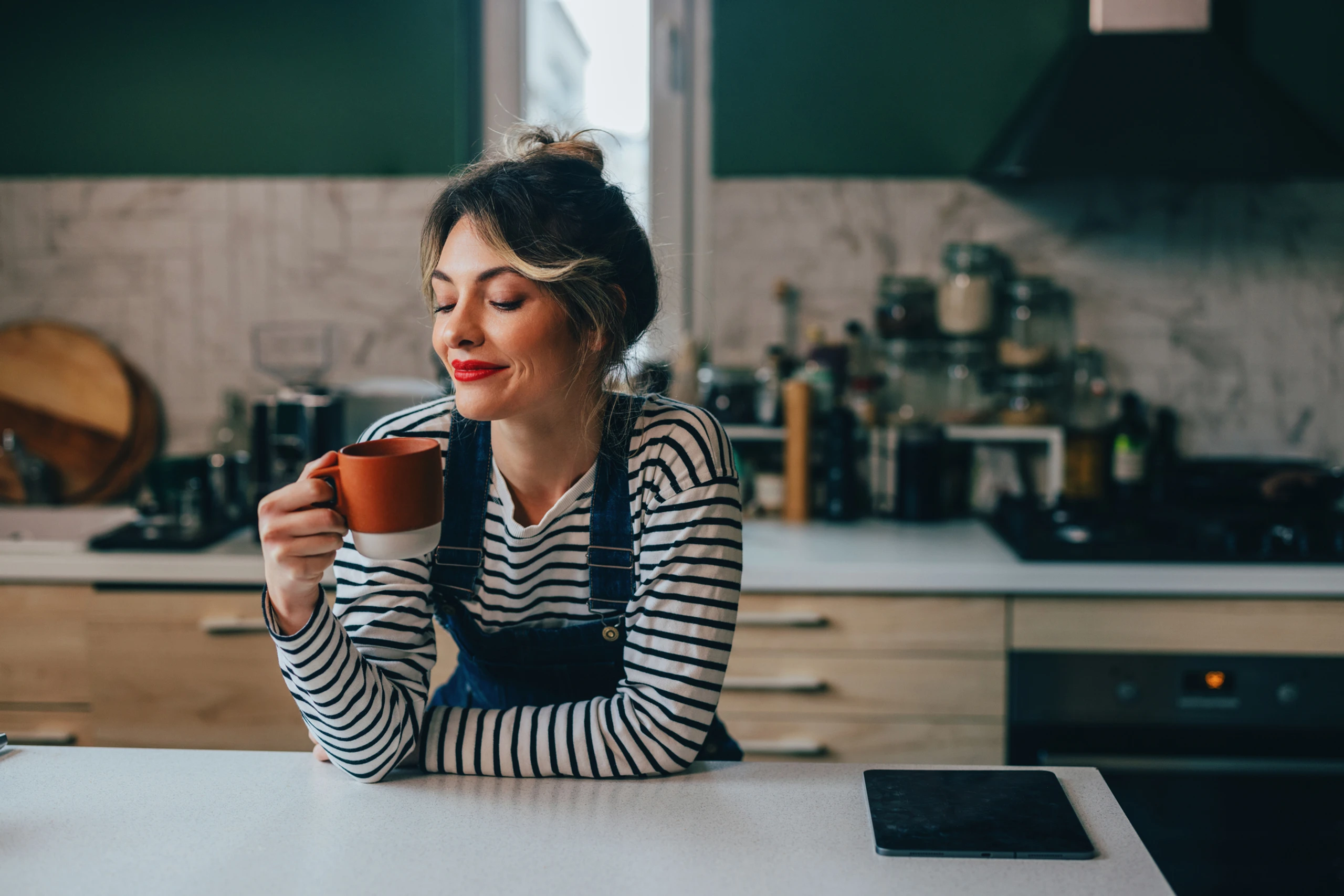 Frau, die nachdenklich ist