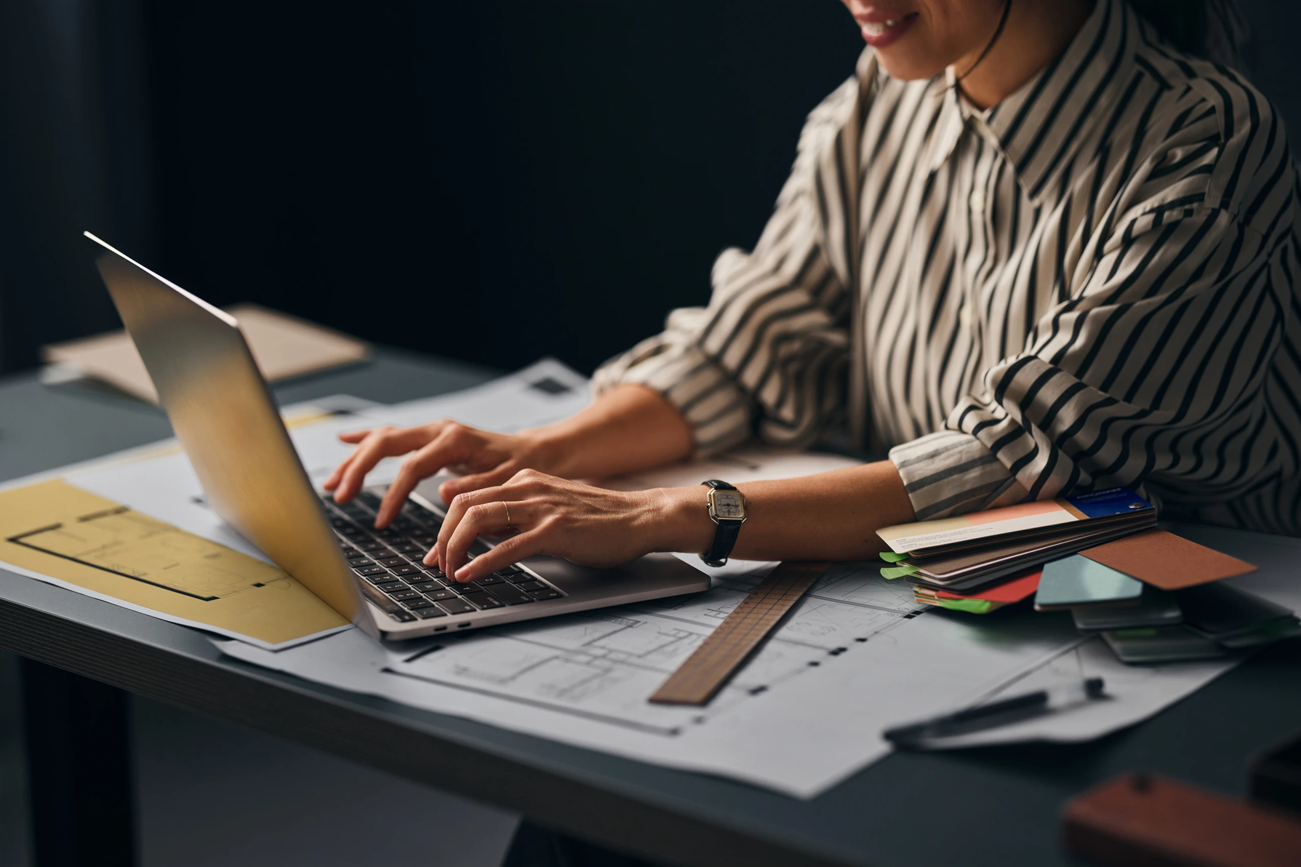 Frau, die am Laptop schreibt