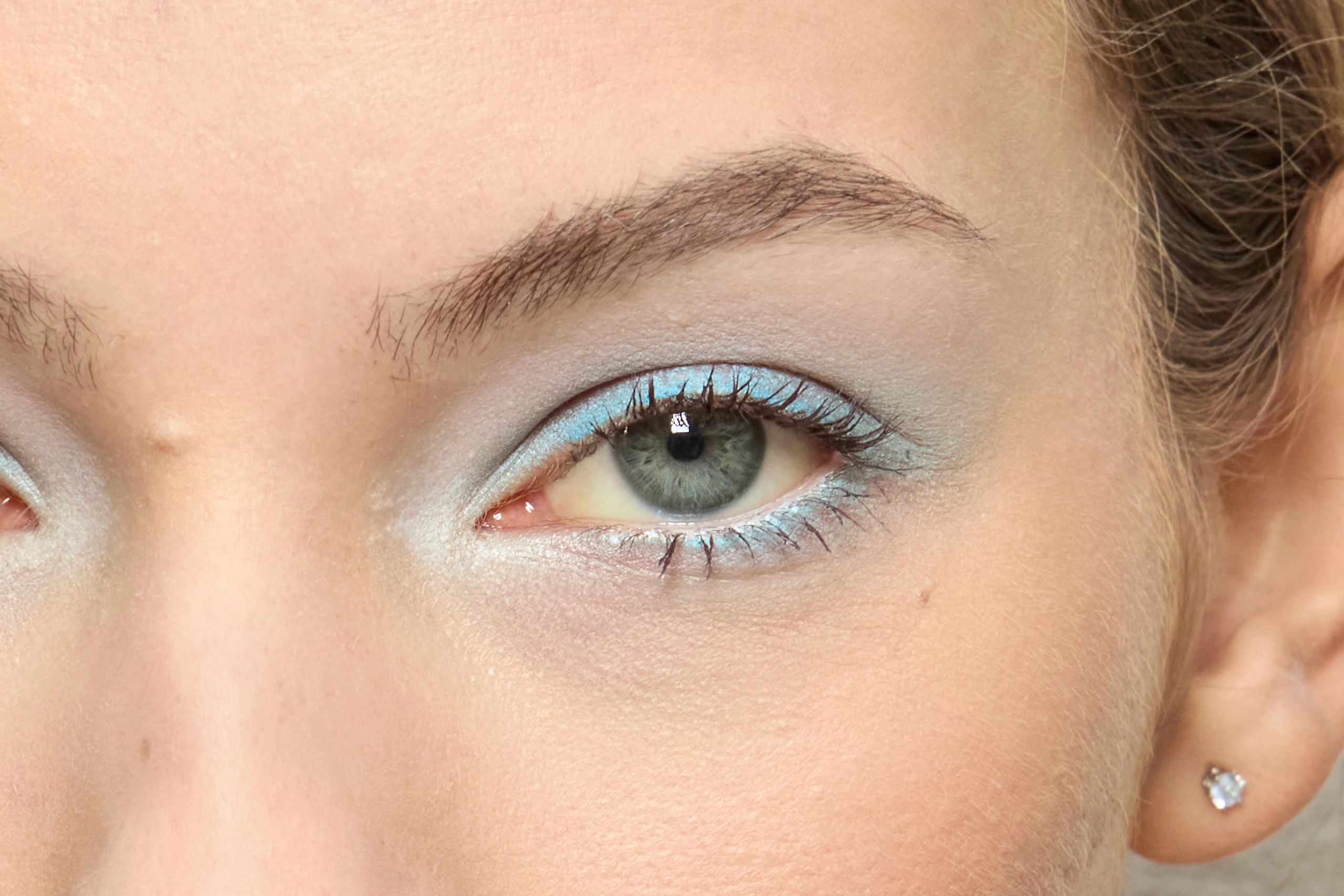 Close-Up eines Auges mit blauem Lidschatten