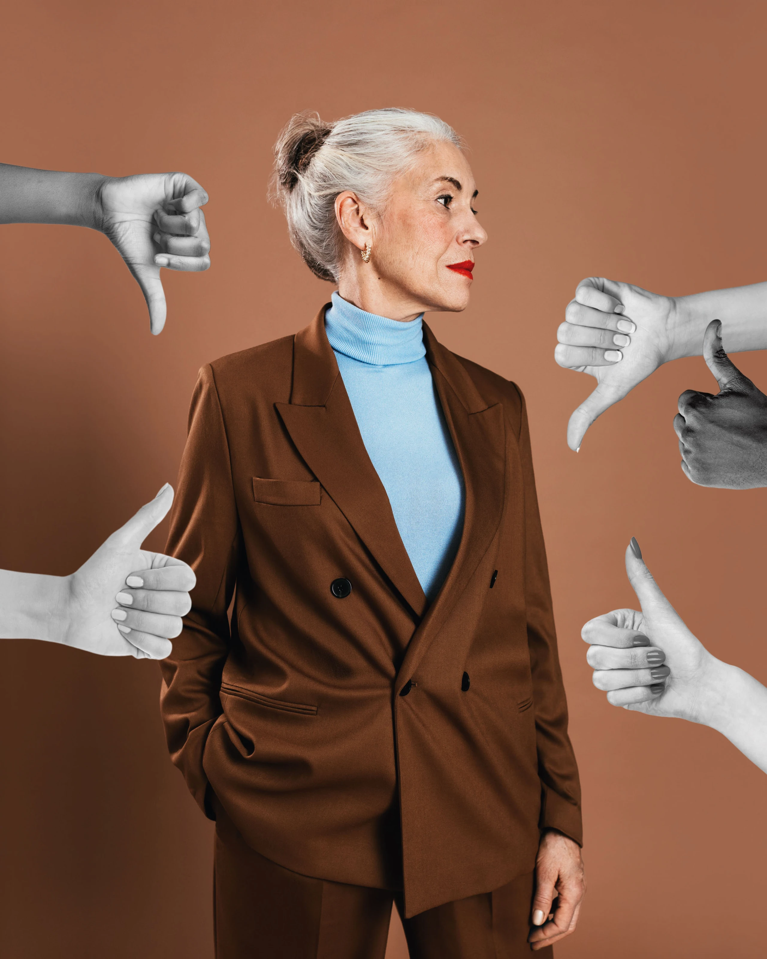 Frau, die seitlich schaut – mit Daumen nach oben und unten im Vordergrund