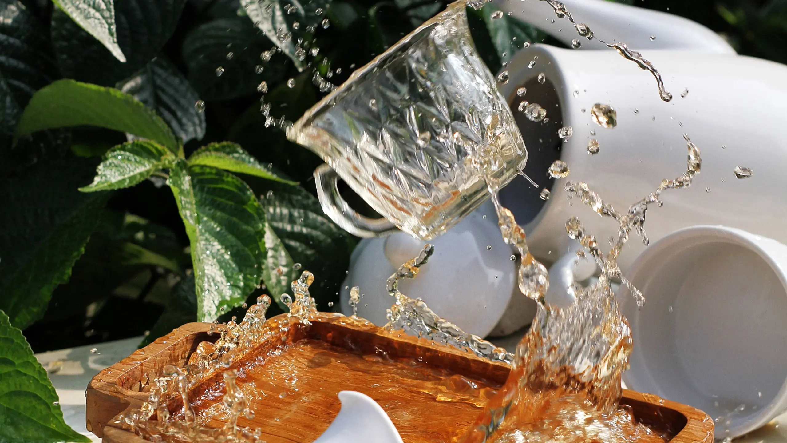 Gedeckter Tisch, auf dem Gläser umfliegen