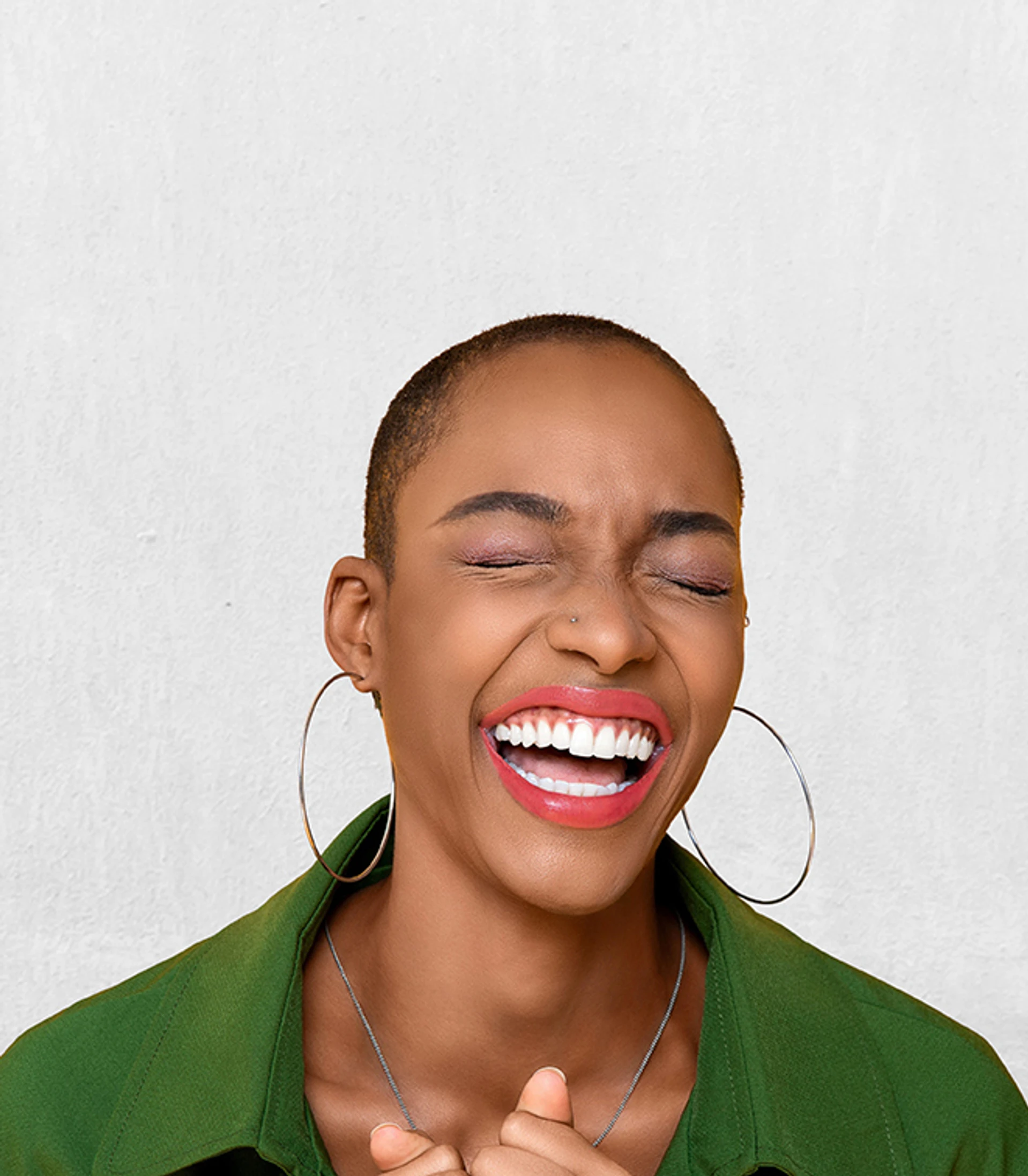 Frau mit Lippenstift, die lacht