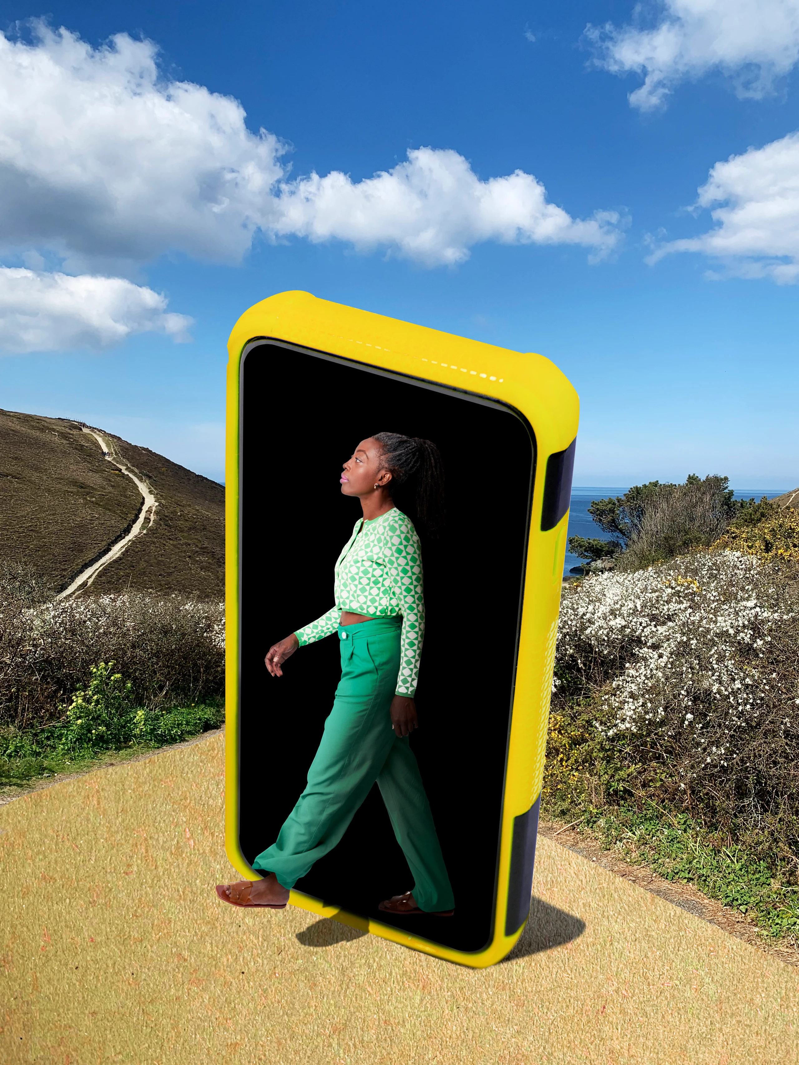 Frau geht aus großem Smartphone