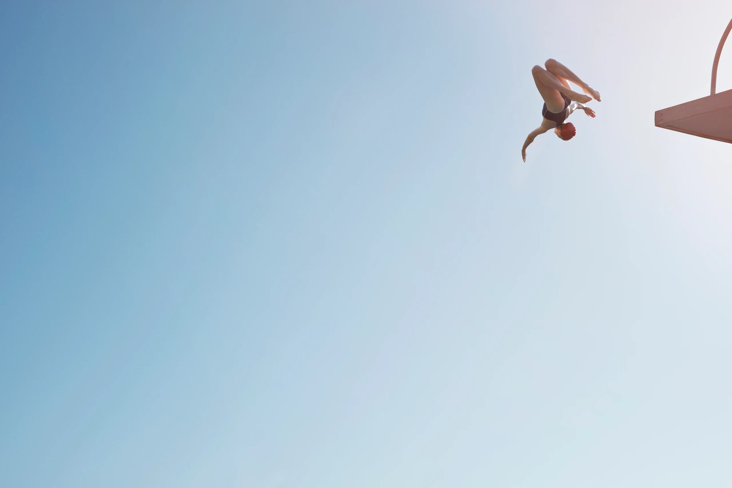 Frau springt von Springturm