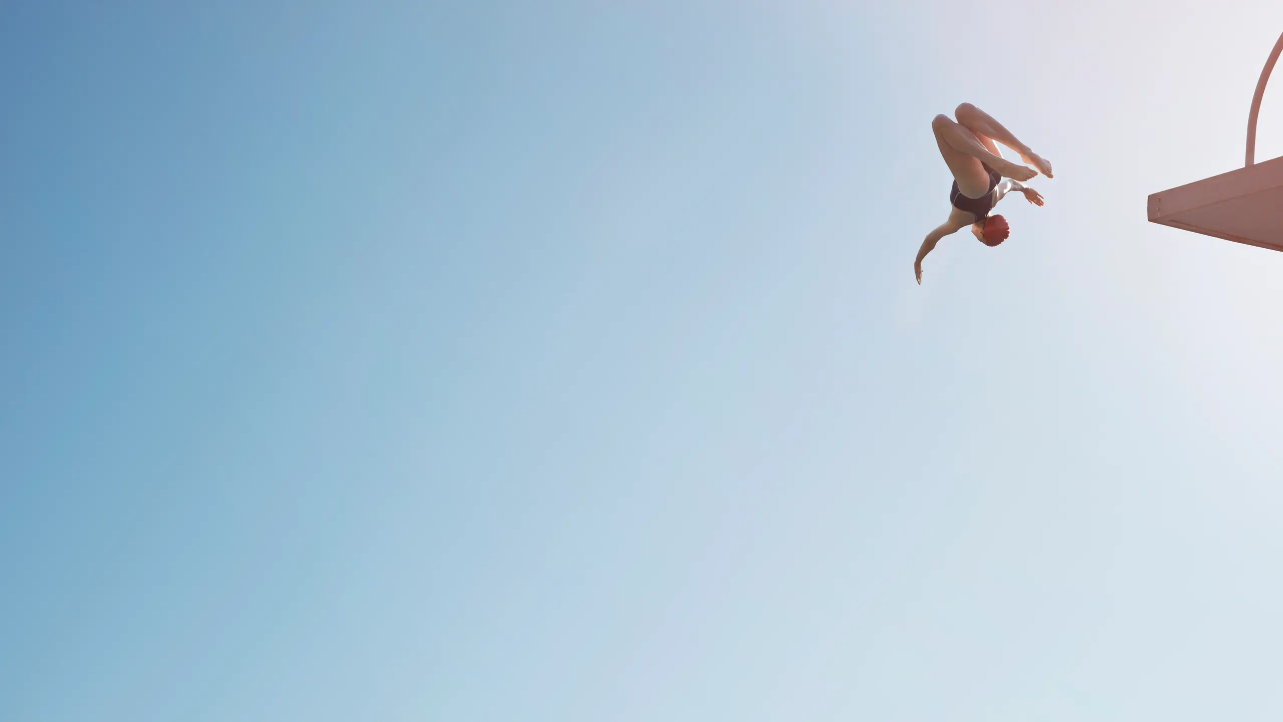 Frau springt von Springturm