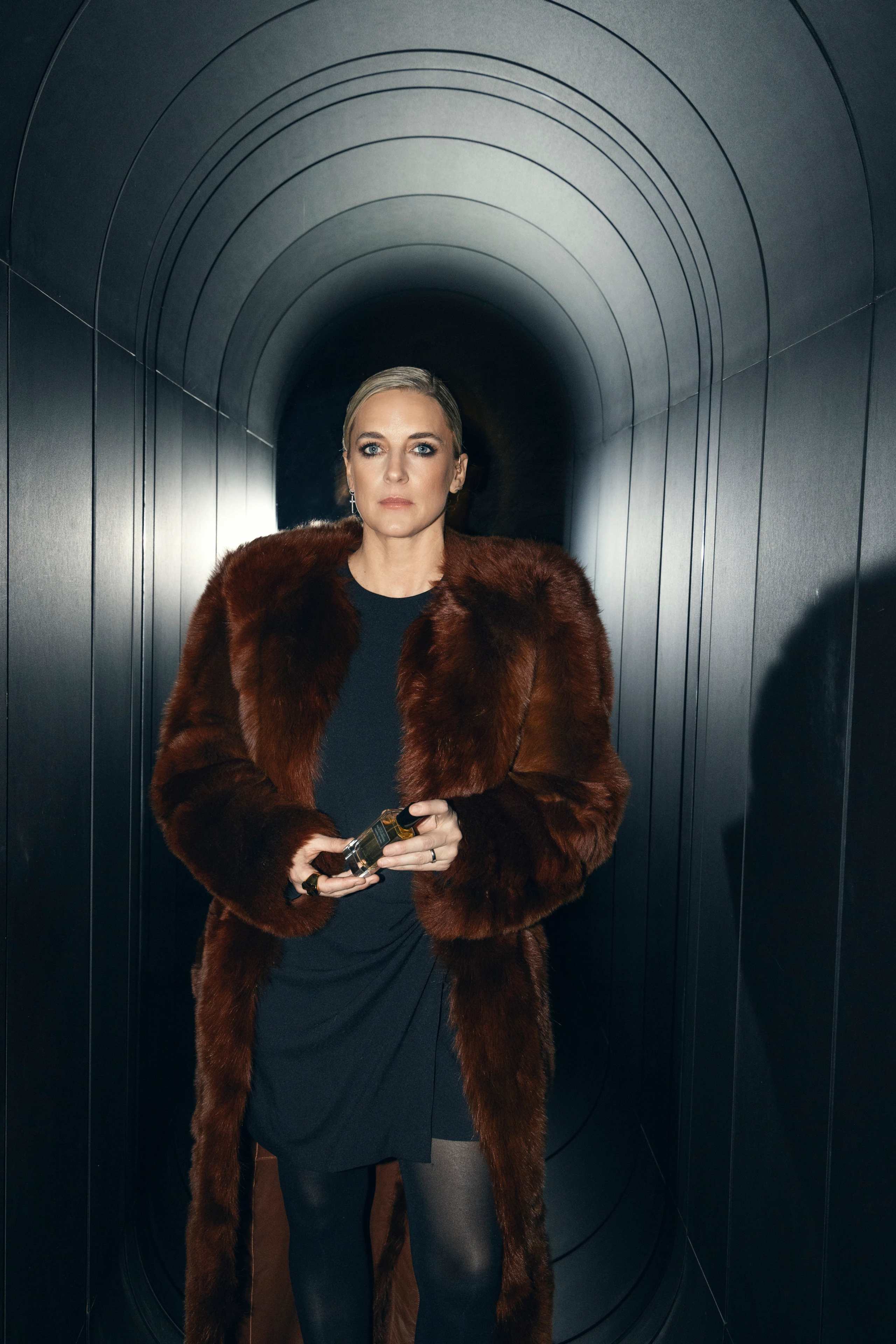 Pauline Rochas hält ihr neues Parfum in den Händen