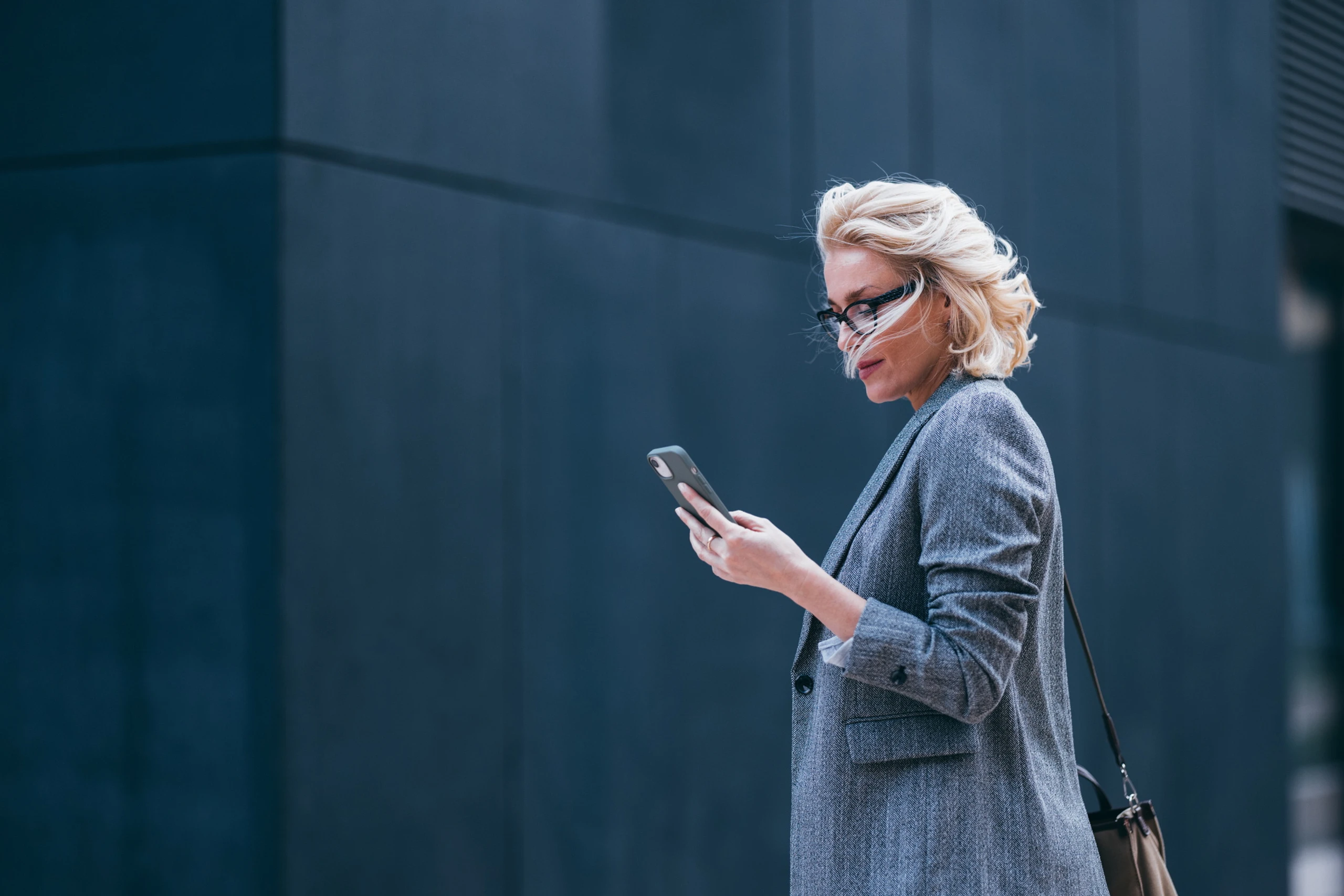 Frau schaut auf Handy