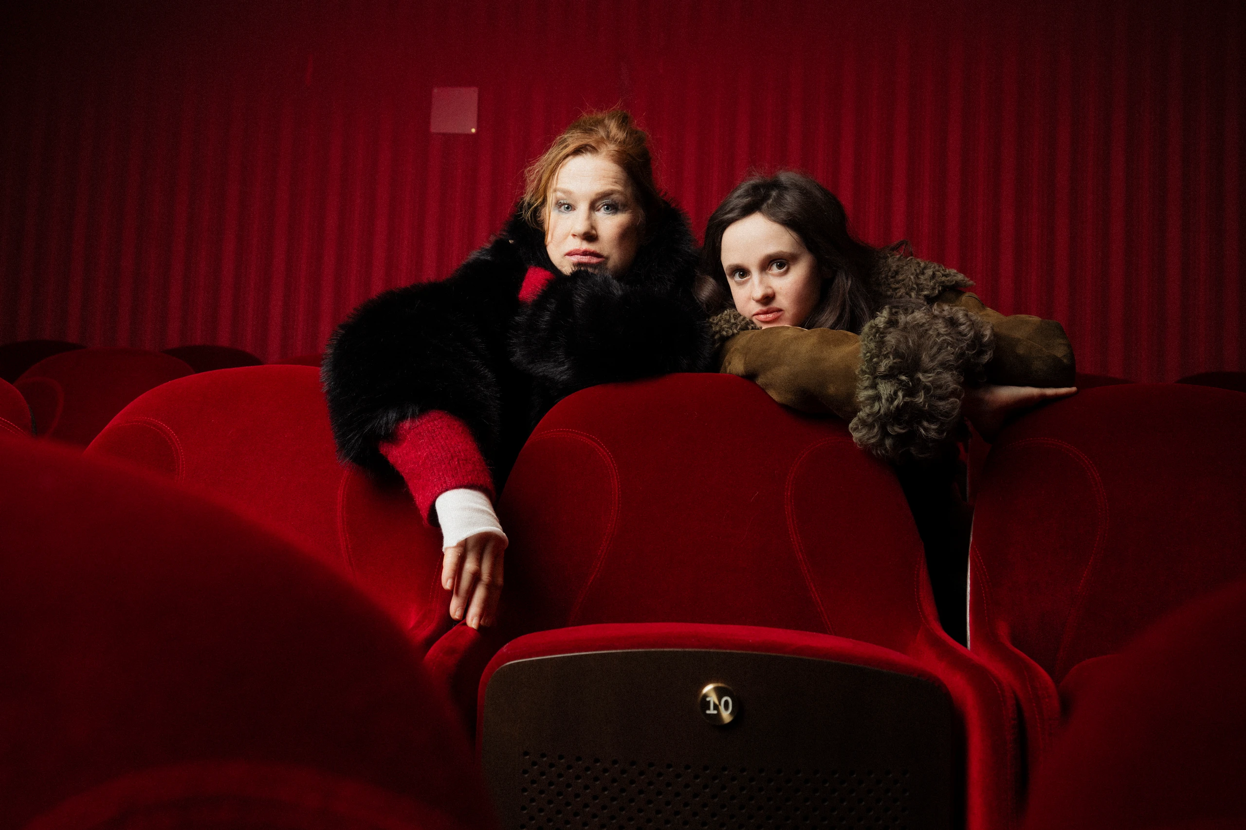 Burg-Schauspielerinnen Dörte Lyssewski und Maresi Riegner (v. l. n. r.)