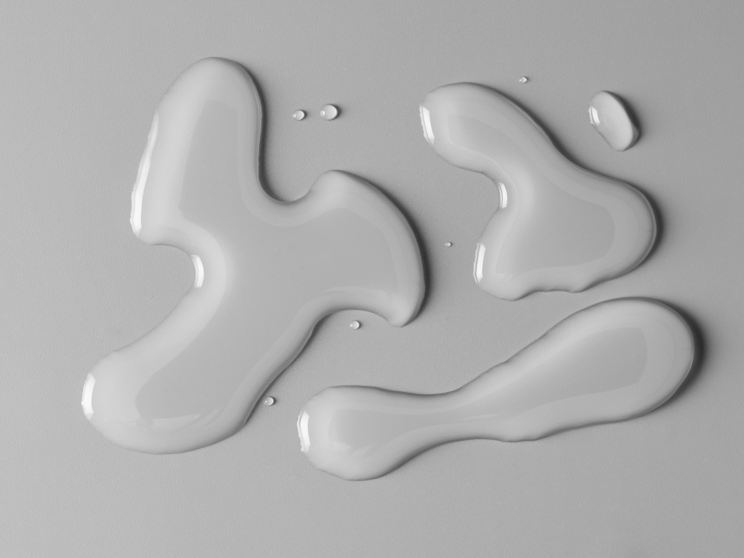 Flüssigkeit auf grauem Hintergrund